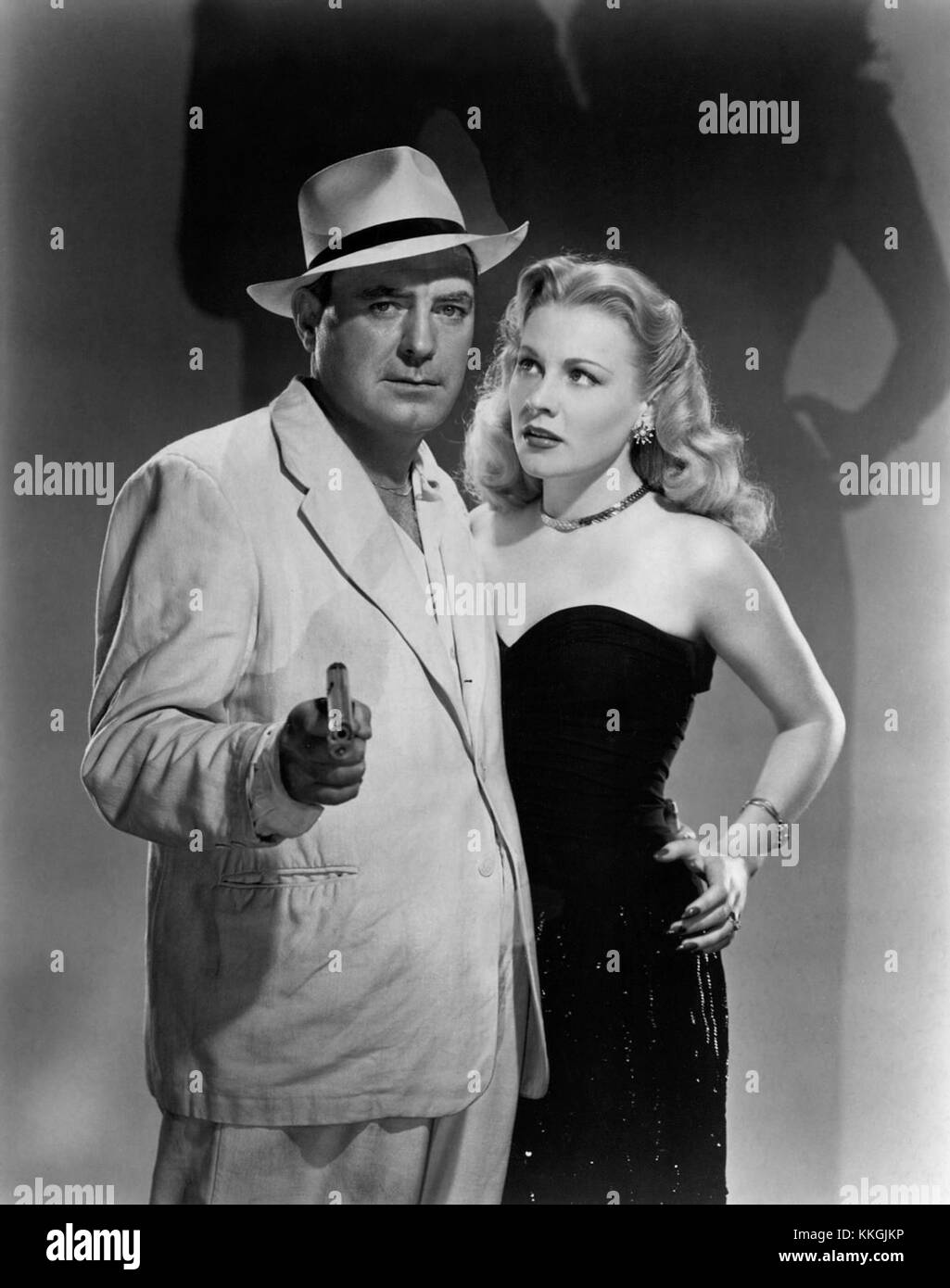 Pat O'Brien et Anne Jeffreys jouent dans le film de 1947 *riffraff*, un drame criminel où O'Brien joue un homme pris dans un réseau de crime et de tromperie. Jeffreys joue son intérêt romantique dans l'intrigue tendue. Banque D'Images