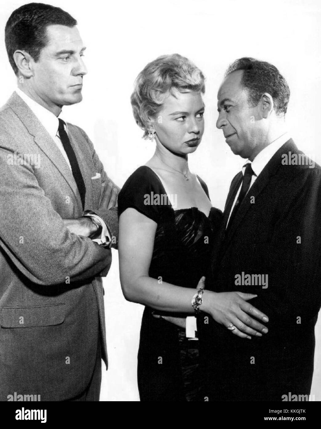 Cette image montre Craig Stevens, Lari laine et Lewis Charles dans une scène de l'émission de télévision de 1959 « Peter Gunn », mettant en valeur le style emblématique de l'époque. Banque D'Images