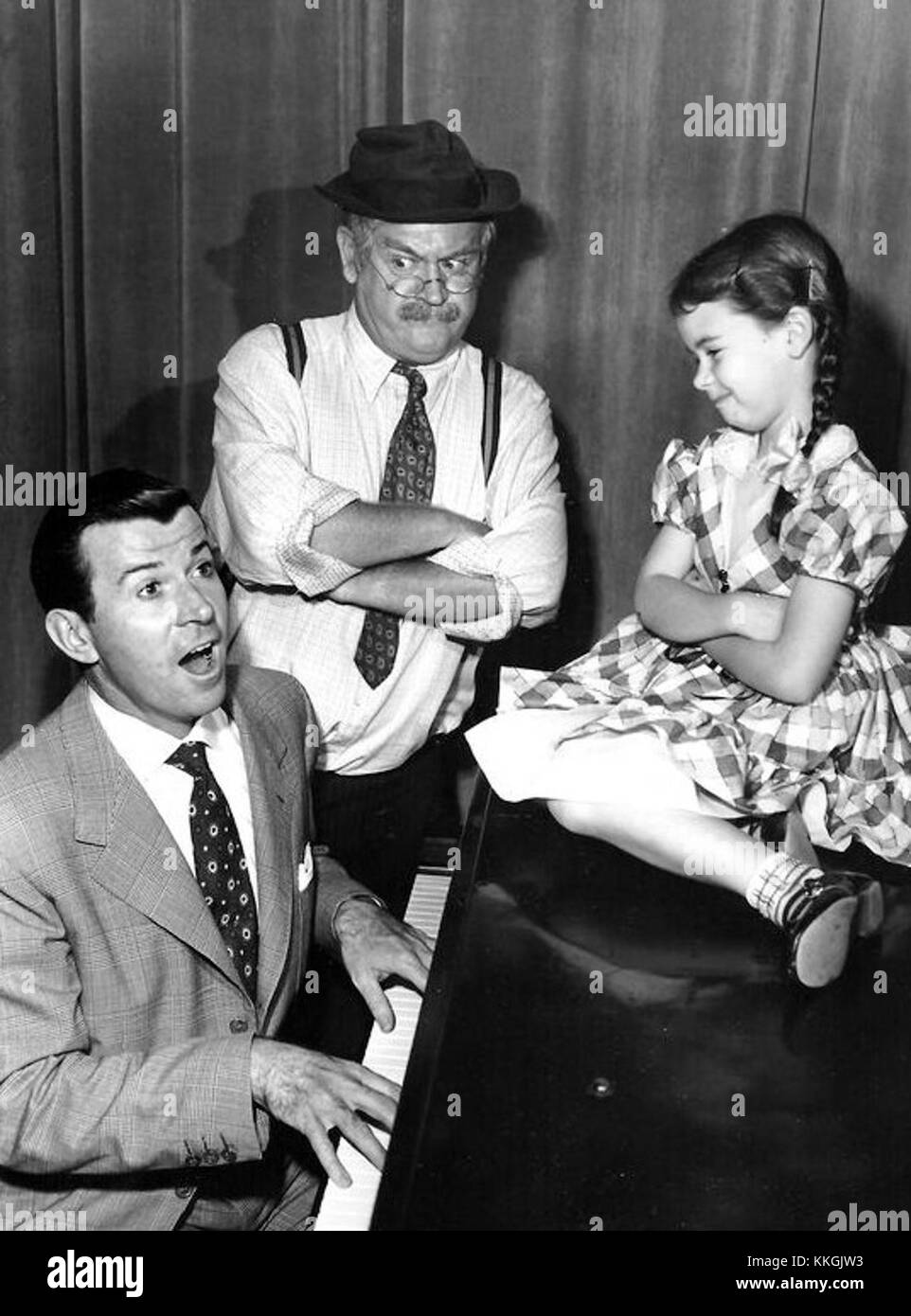The RCA Victor Show, avec Dennis Day et Cliff Arquette, est un programme de radio et de télévision américain populaire en 1953. Connue pour sa variété de sketches comiques et de performances musicales, elle met en valeur les talents de sa troupe, dont la voix de ténor de Dennis Day et l’humour de Cliff Arquette. Banque D'Images