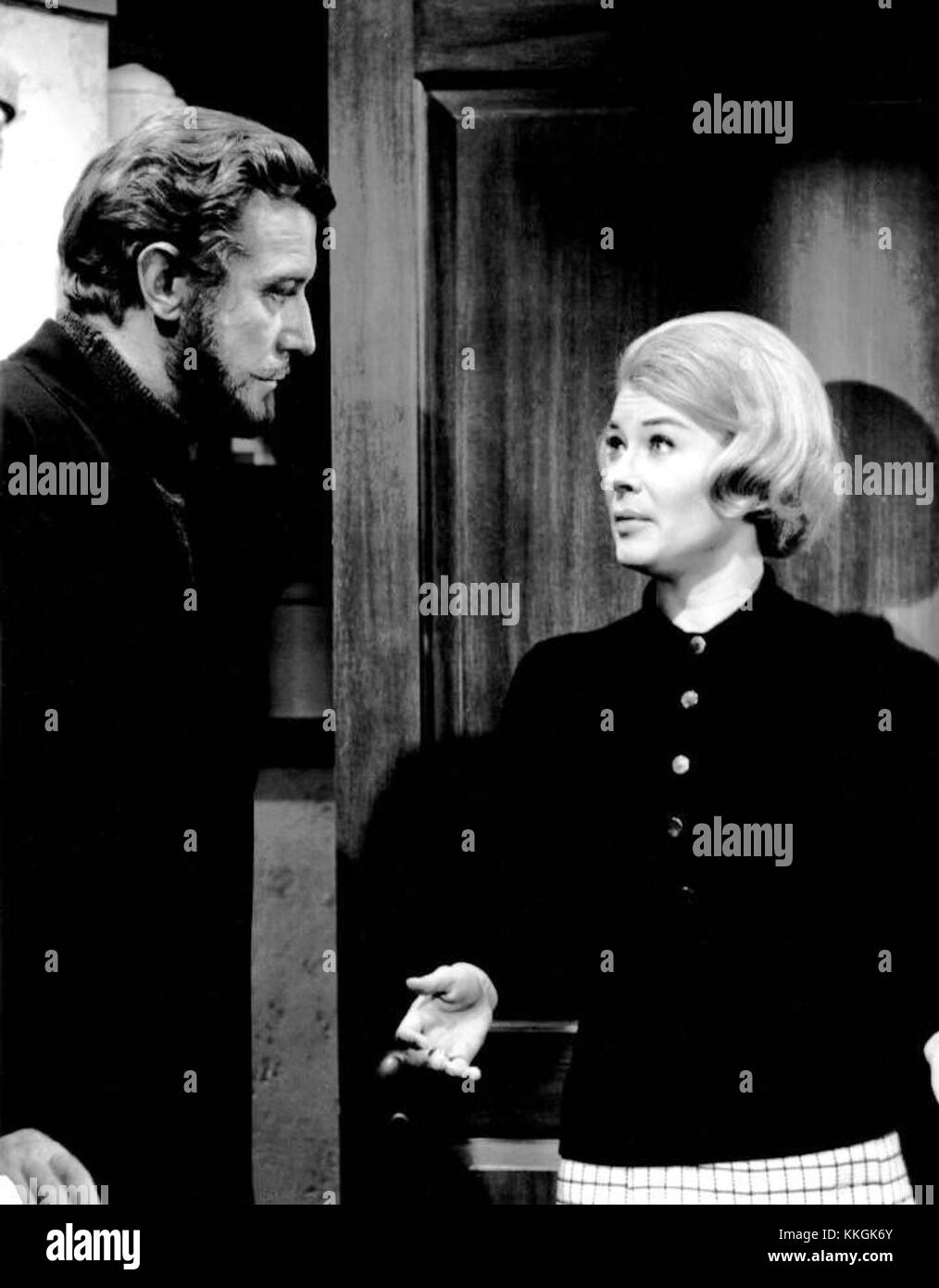 The Ghost and MRS Muir est une série télévisée de 1968 mettant en vedette Edward Mulhare et Hope Lange. C'est un drame surnaturel sur la relation entre une veuve et un fantôme. Banque D'Images