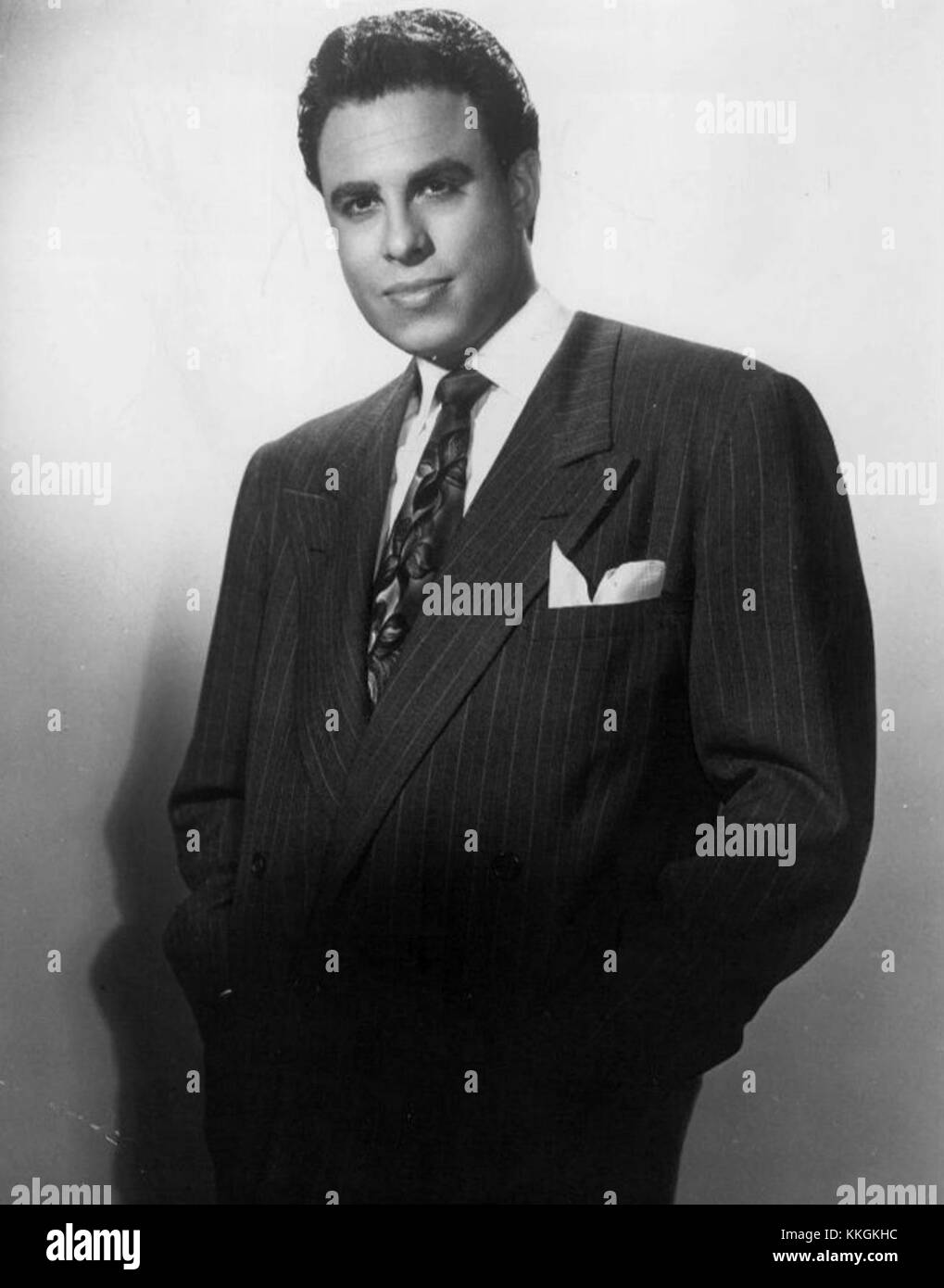 George London était un chanteur d'opéra acclamé en 1951, connu pour sa voix puissante et ses contributions influentes au monde de la musique classique et de l'opéra. Banque D'Images