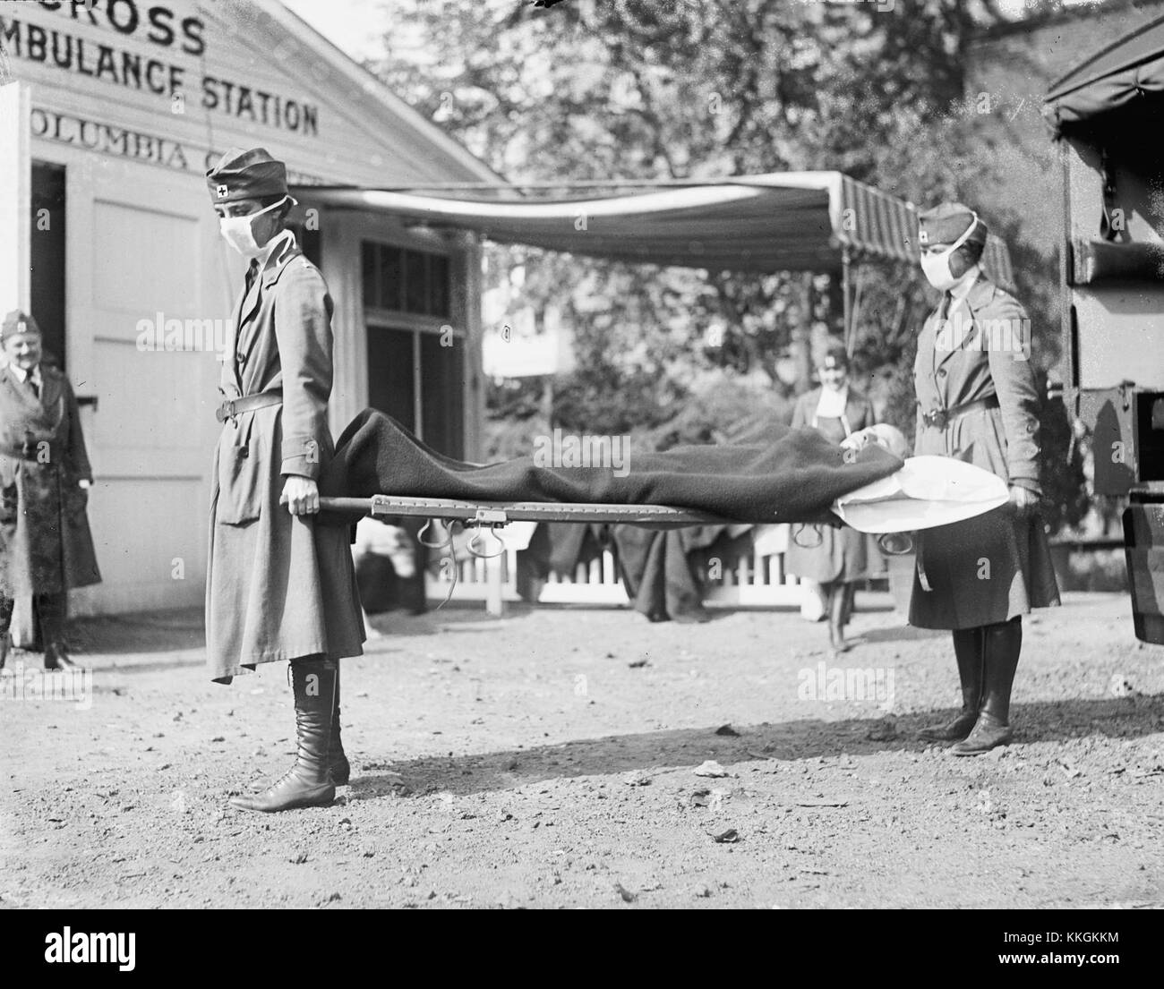 Une affiche de la Croix-Rouge de l'épidémie de grippe de 1918 à Washington, DC, illustrant le rôle des porteurs de détritus pendant la pandémie de grippe espagnole. L'image reflète les efforts déployés pour gérer la crise de santé publique. Banque D'Images
