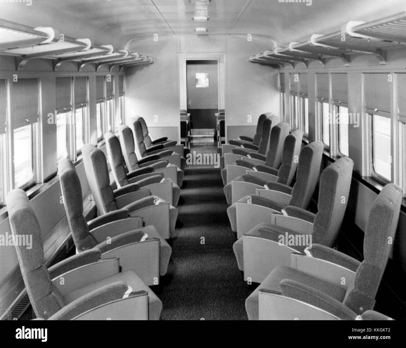 Une image vintage de la voiture-coach de café cascadienne du Great Northern Railway, mettant en valeur son intérieur luxueux et son design élégant du milieu du XXe siècle. Banque D'Images