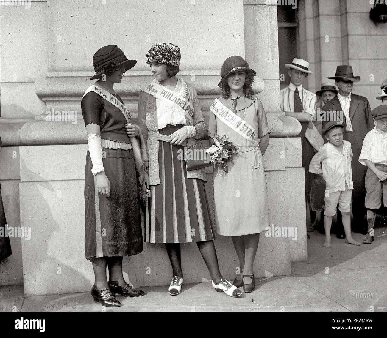 Ethel Charles, Nellie Orr et Margaret Gorman ont été photographiées ensemble à Union Station, capturant un moment dans le temps d'un événement social ou culturel important. Banque D'Images