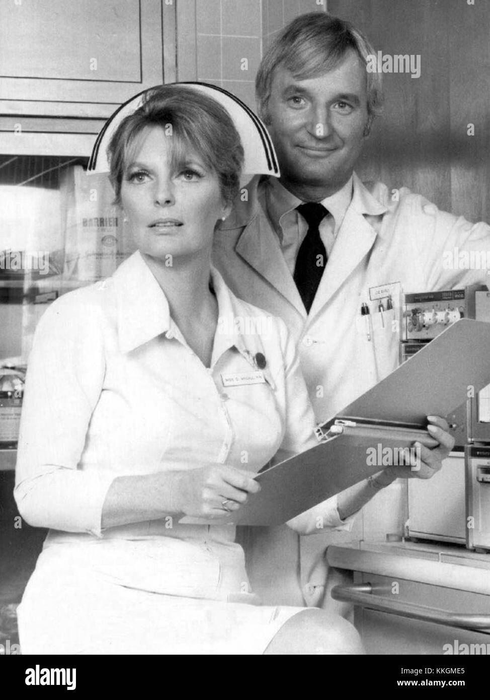 Julie London et Bobby Troup en vedette dans la série télévisée 'Emergency !' (1971), un spectacle mettant en valeur leurs performances emblématiques dans un décor dramatique médical. Banque D'Images