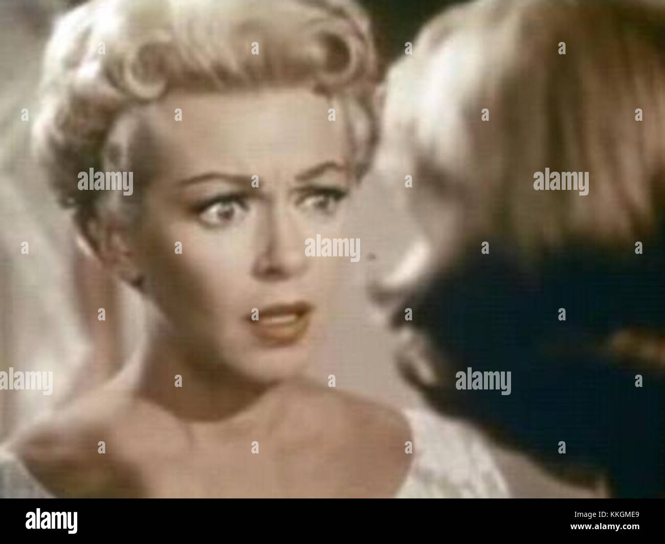 Lana Turner joue dans imitation of Life (1959), un film dramatique qui explore les thèmes de la race, de l'identité et des attentes sociétales dans l'Amérique du milieu du XXe siècle. Banque D'Images