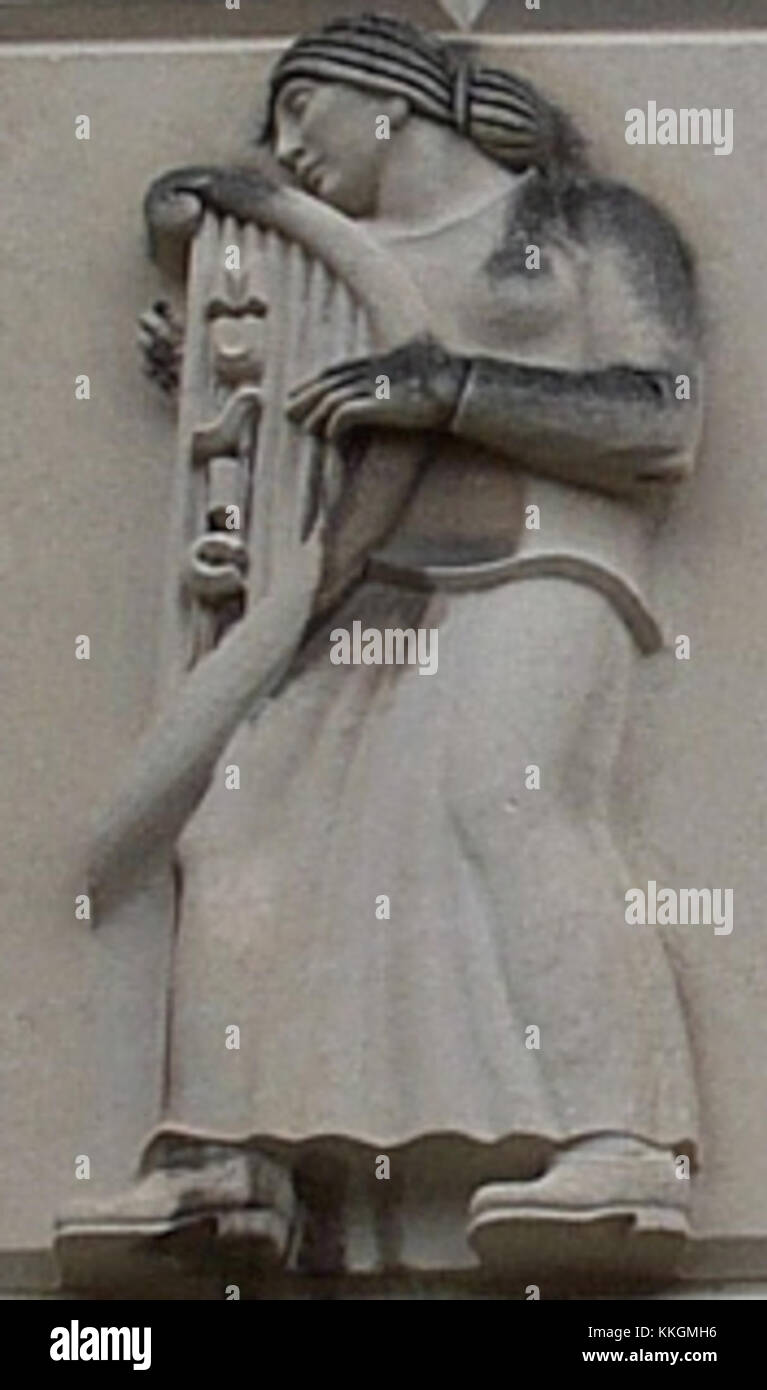 L'extérieur de la JW Sexton High School dans le Michigan présente des reliefs artistiques sur son auditorium, mettant en vedette des thèmes musicaux et représentant le dévouement de l'école aux arts et à la culture. Banque D'Images