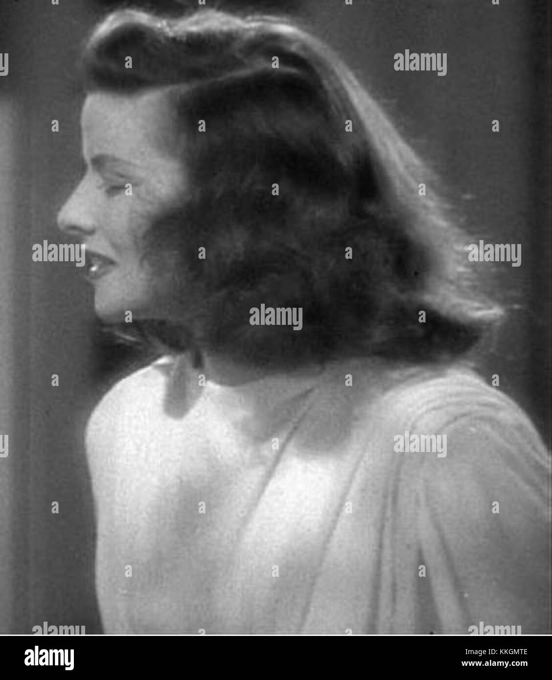 Katharine Hepburn était une actrice américaine renommée connue pour ses rôles forts et indépendants dans le cinéma. Elle a remporté plusieurs Oscars de la meilleure actrice et est considérée comme l'une des plus grandes actrices de l'histoire du cinéma américain. La carrière de Hepburn s'étend sur plusieurs décennies, son travail comprenant des rôles dramatiques et comiques. Banque D'Images Katharine Hepburn était une actrice américaine renommée connue pour ses rôles forts et indépendants dans le cinéma. Elle a remporté plusieurs Oscars de la meilleure actrice et est considérée comme l'une des plus grandes actrices de l'histoire du cinéma américain. La carrière de Hepburn s'étend sur plusieurs décennies, son travail comprenant des rôles dramatiques et comiques. Banque D'Images