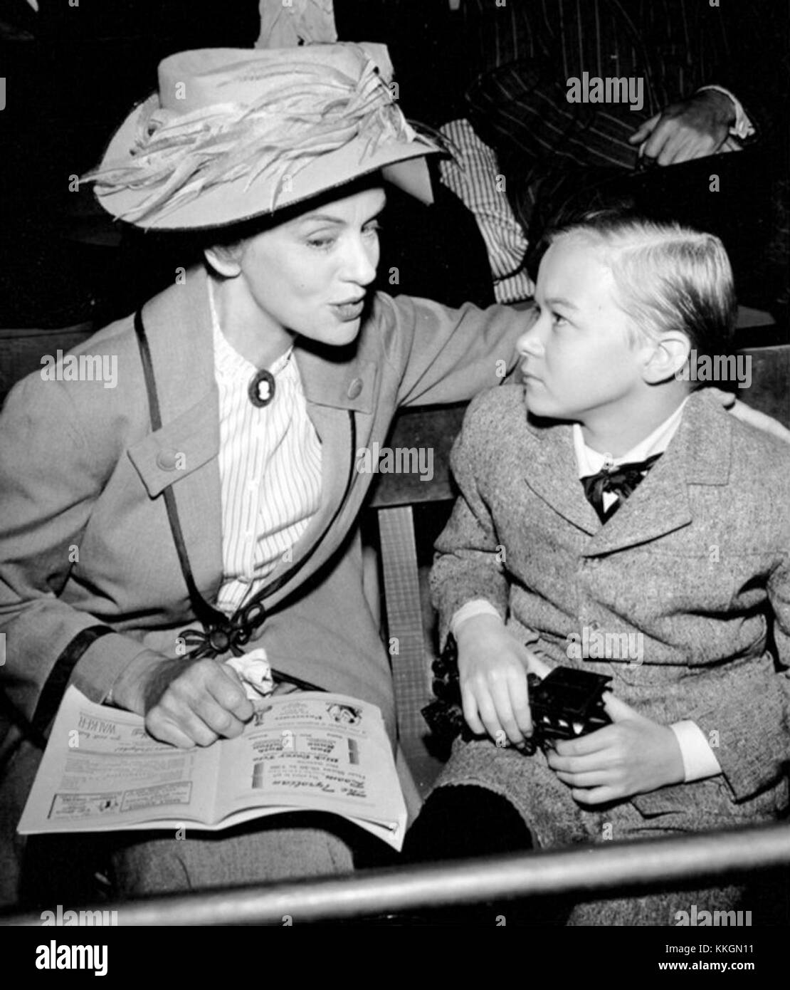 Jessica Tandy a joué dans le film d'Alfred Hitchcock de 1957, *The Glass Eye*, jouant un rôle important dans ce thriller psychologique. Le film contribue à l'héritage de Hitchcock de cinéma suspensive et de narration psychologique. Banque D'Images