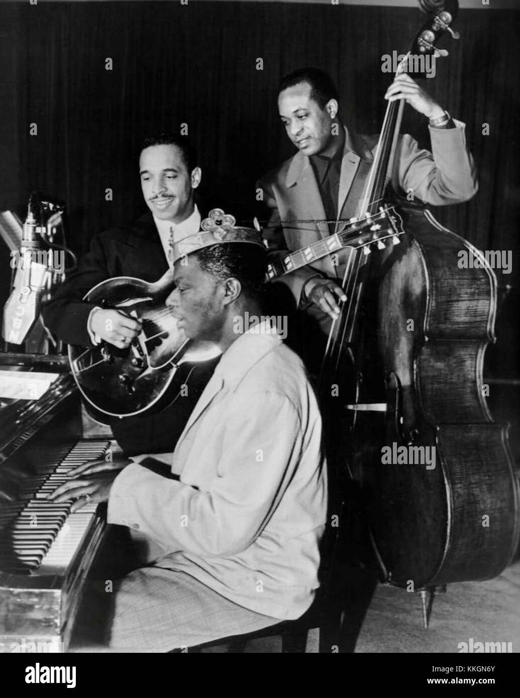 Cette image montre Nat King Cole et son trio, dont Oscar Moore et Johnny Miller, jouant en 1947. Leur musique est devenue un élément déterminant de l'histoire du jazz et de la musique populaire. Banque D'Images