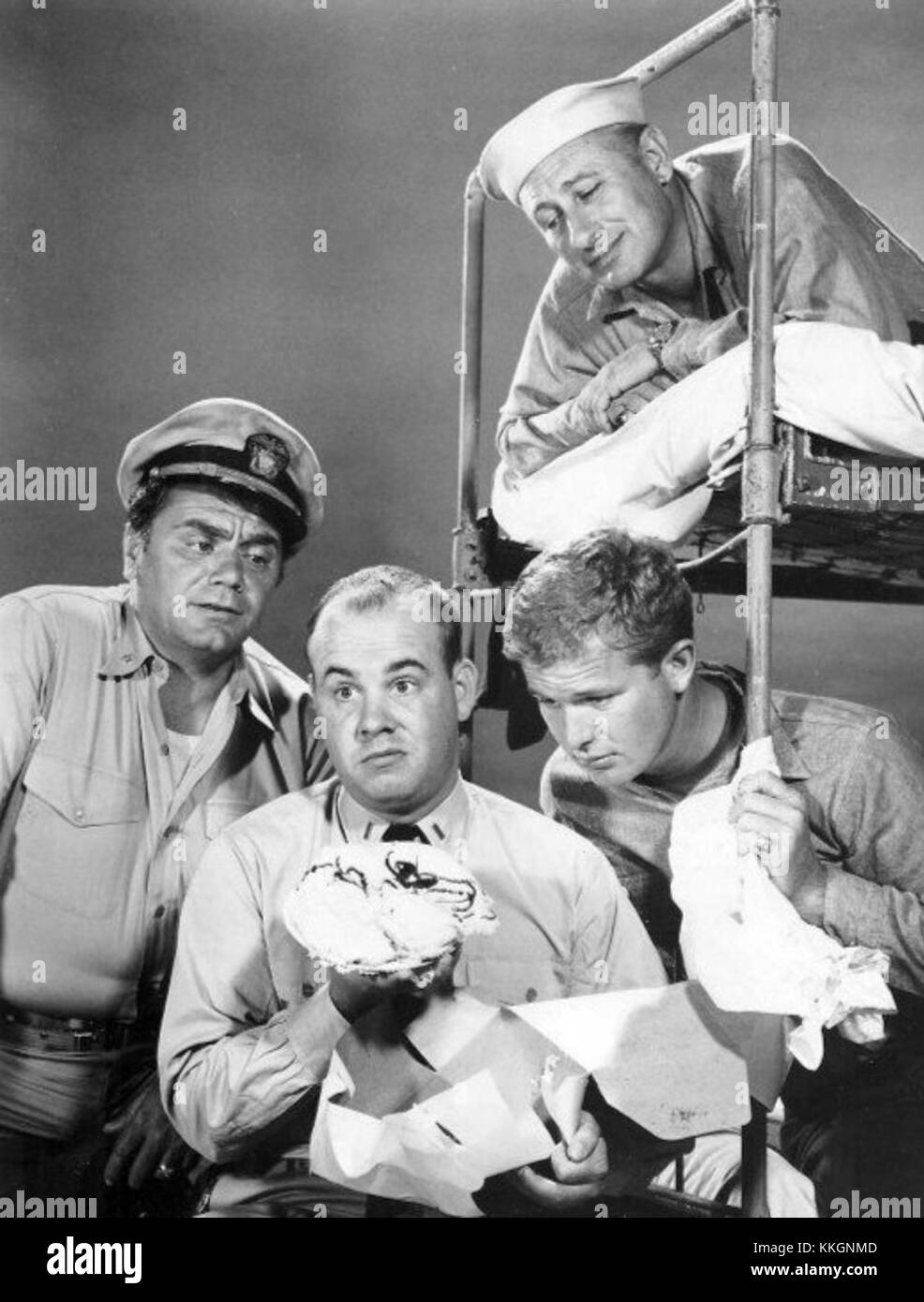 Cette image représente McHale et son équipage de la série télévisée McHale's Navy de 1962. Le spectacle présente un portrait comique du personnel naval pendant la seconde Guerre mondiale Banque D'Images