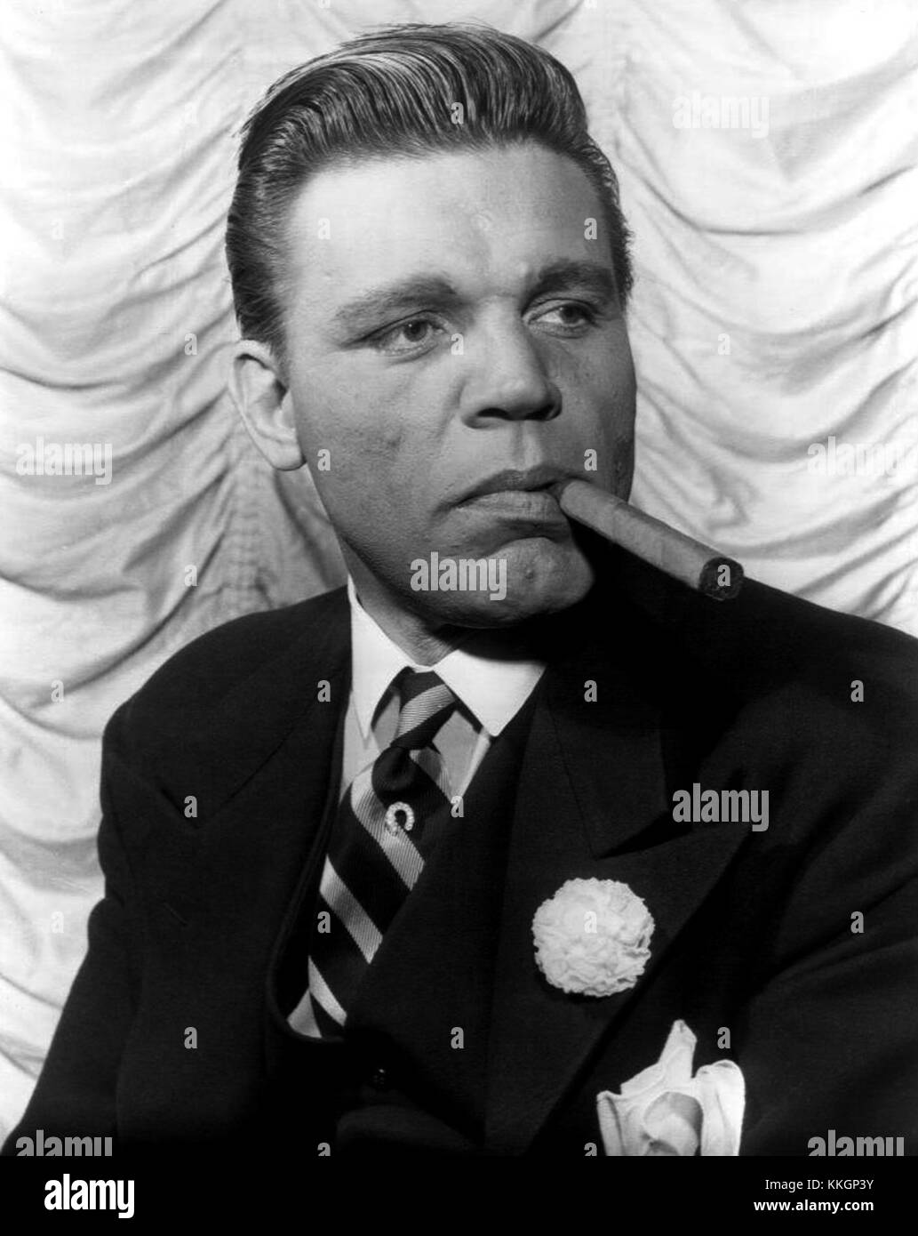 Neville Brand incarne le tristement célèbre gangster Al Capone dans la série télévisée de 1959 « les intouchables ». Sa performance a donné vie au personnage, dépeignant le personnage impitoyable et rusé du criminel notoire. Banque D'Images Neville Brand incarne le tristement célèbre gangster Al Capone dans la série télévisée de 1959 « les intouchables ». Sa performance a donné vie au personnage, dépeignant le personnage impitoyable et rusé du criminel notoire. Banque D'Images