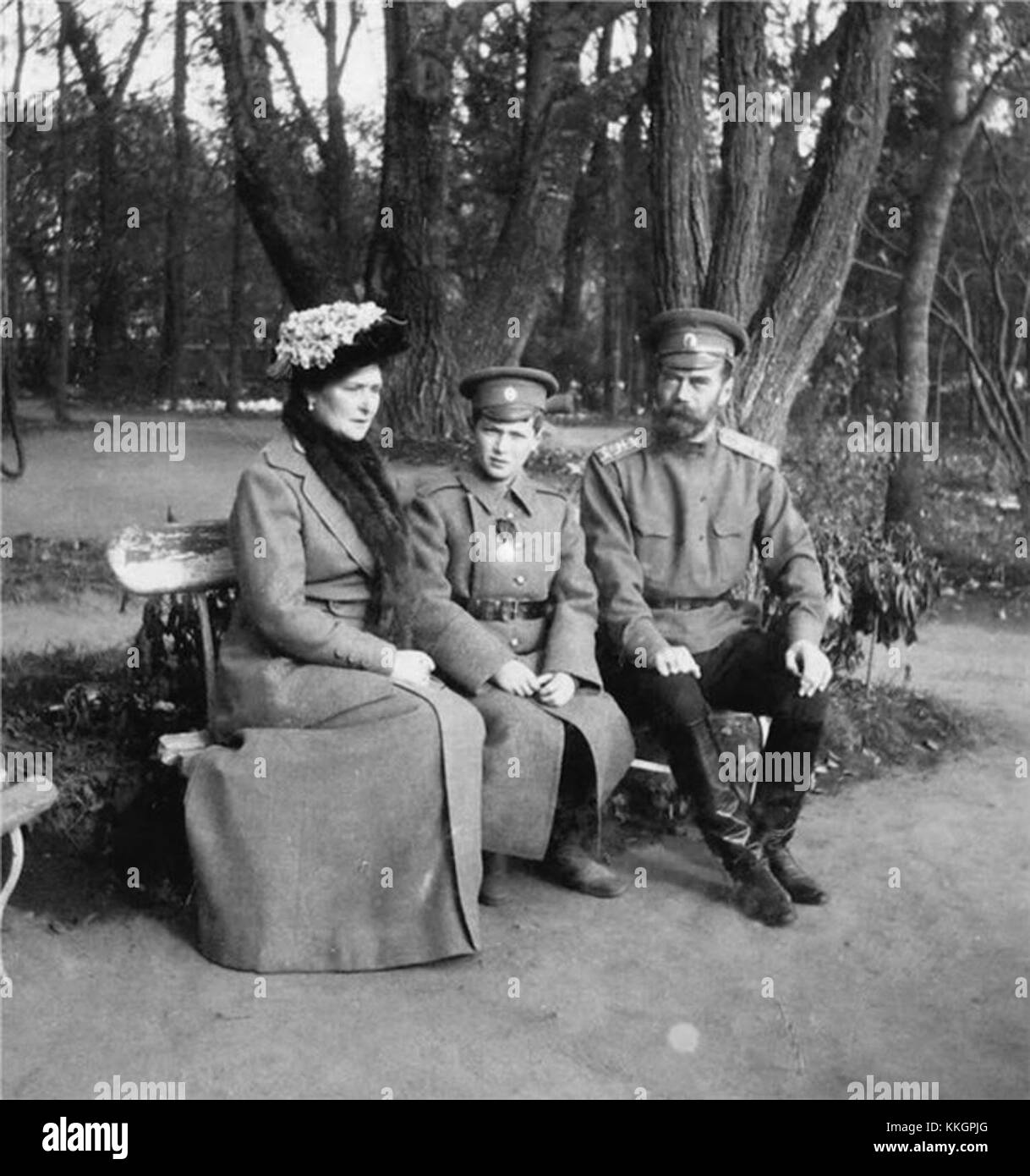 Cette photographie capture l'impératrice Alexandra Feodorovna, Tsarevich Alexei Nikolaïevitch et l'empereur Nicolas II de Russie à Tsarskoïe Selo, une résidence royale. Il reflète l'importance personnelle et historique de la famille impériale russe. Banque D'Images