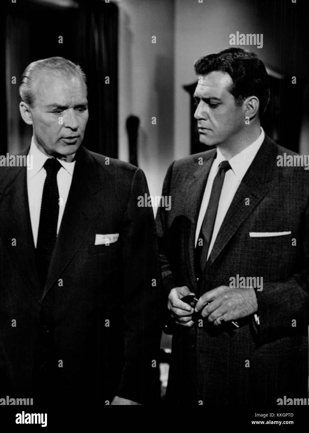 Raymond Burr et Ralph Clanton jouent dans le premier épisode de 'Perry Mason' (1957), marquant le début de la série télévisée emblématique qui a façonné le genre dramatique légal. Banque D'Images