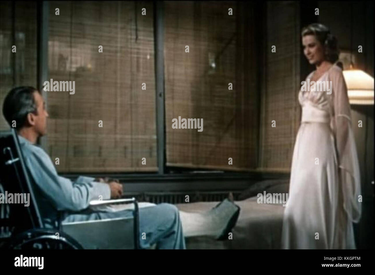 La deuxième bande-annonce de *Rear Window*, le thriller d'Alfred Hitchcock de 1954, met en évidence les éléments suspensifs et dramatiques du film alors que le personnage principal observe ses voisins à travers une fenêtre. Banque D'Images La deuxième bande-annonce de *Rear Window*, le thriller d'Alfred Hitchcock de 1954, met en évidence les éléments suspensifs et dramatiques du film alors que le personnage principal observe ses voisins à travers une fenêtre. Banque D'Images