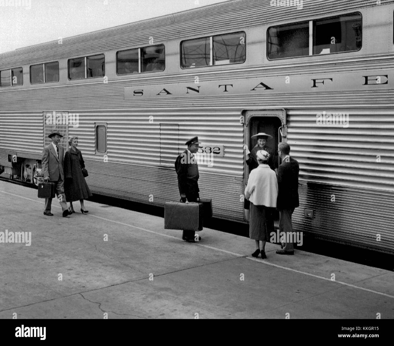 Le Santa Fe El Capitan, un célèbre train de voyageurs de la Santa Fe Railway, fonctionnait au milieu du XXe siècle. Connue pour son luxe et sa rapidité, elle est devenue un symbole du voyage ferroviaire américain dans les années 1950 Banque D'Images