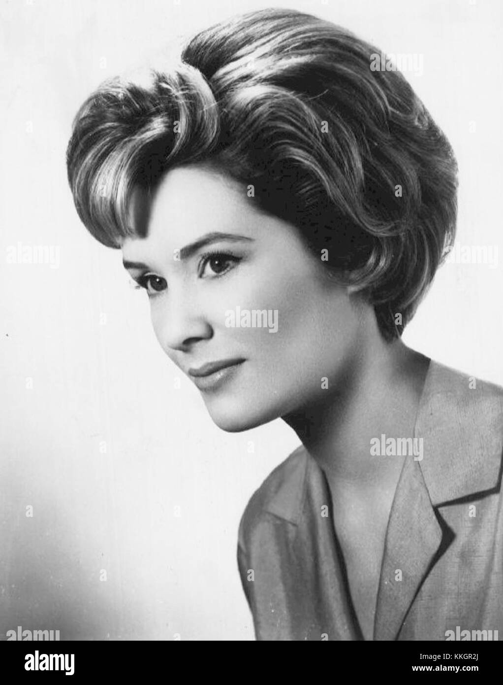 Sally Ann Howes, une actrice et chanteuse anglaise, capturée dans une image de 1961. Connue pour ses rôles au théâtre et au cinéma, elle est une figure éminente de l'industrie du divertissement au milieu du XXe siècle. Banque D'Images Sally Ann Howes, une actrice et chanteuse anglaise, capturée dans une image de 1961. Connue pour ses rôles au théâtre et au cinéma, elle est une figure éminente de l'industrie du divertissement au milieu du XXe siècle. Banque D'Images