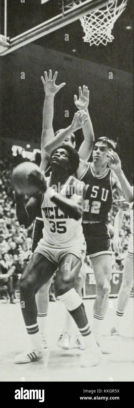 Sidney Wicks, un joueur de basket-ball professionnel, est capturé en action pendant la saison 1971. Wicks a joué pour les Trail Blazers de Portland en NBA au début des années 1970 Banque D'Images