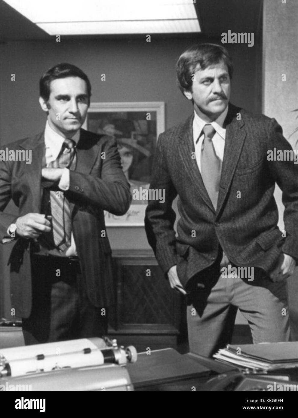 Cette image montre les acteurs Tony Lo Bianco et Don Meredith dans la série télévisée de 1975 "police Story". La série est connue pour son portrait des défis et des cas des policiers. Banque D'Images