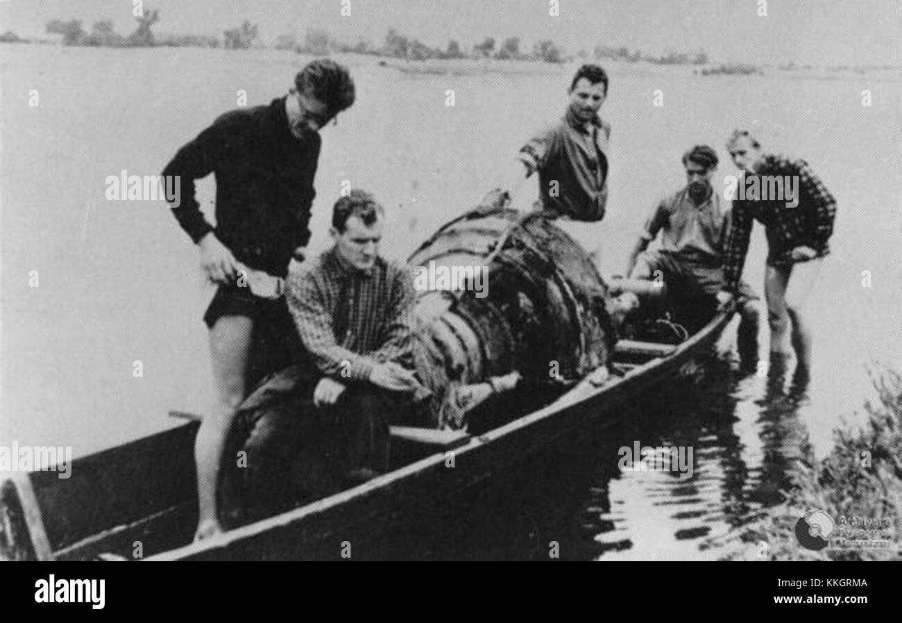 Cette image montre la récupération de pièces d'une fusée V-2, avec l'accent sur un segment de 1965. Le V-2 était une fusée allemande de la seconde Guerre mondiale, et ses pièces ont souvent été récupérées pour analyse après la guerre. Ce processus a contribué à faire progresser la technologie des fusées. Banque D'Images