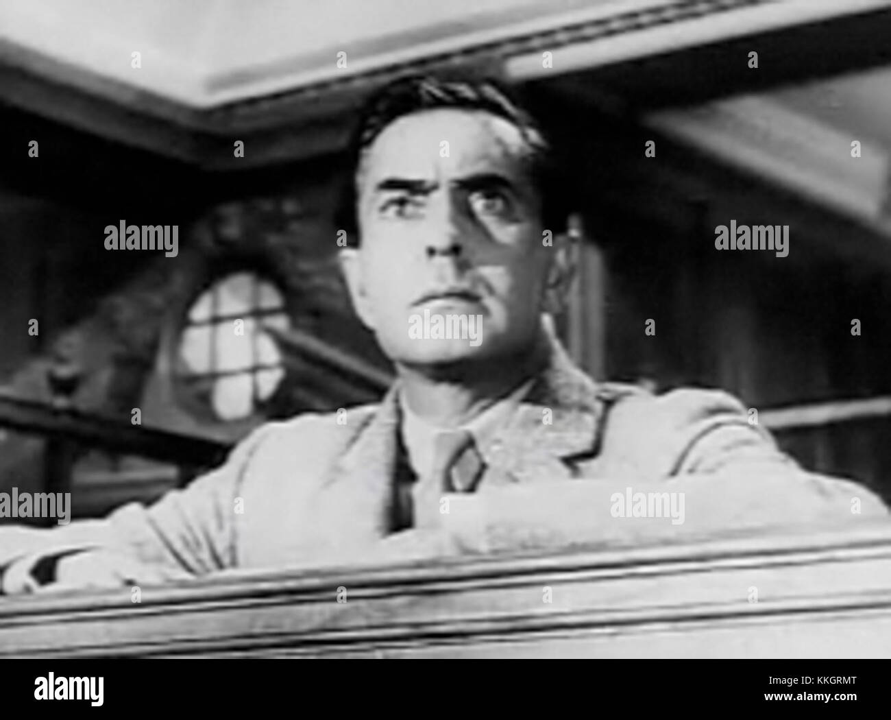 Tyrone Power joue dans le film de 1957 *Witness for the Prosecution*, un drame basé sur la pièce d'Agatha Christie. Le rôle du pouvoir est essentiel à la tension dramatique de l'intrigue. Banque D'Images