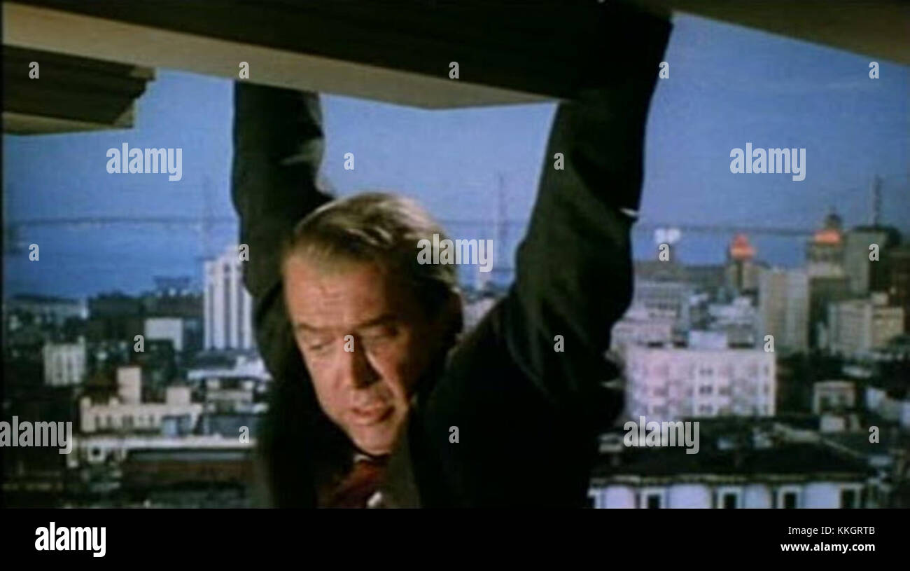 La bande-annonce de 1958 du film *Vertigo* d'Alfred Hitchcock présente une scène captivante avec l'acteur James Stewart, connu pour son portrait d'un détective troublé. La bande-annonce capture l'atmosphère suspensive et les thèmes de l'obsession, de la tension psychologique et du mystère qui définissent le film. Banque D'Images