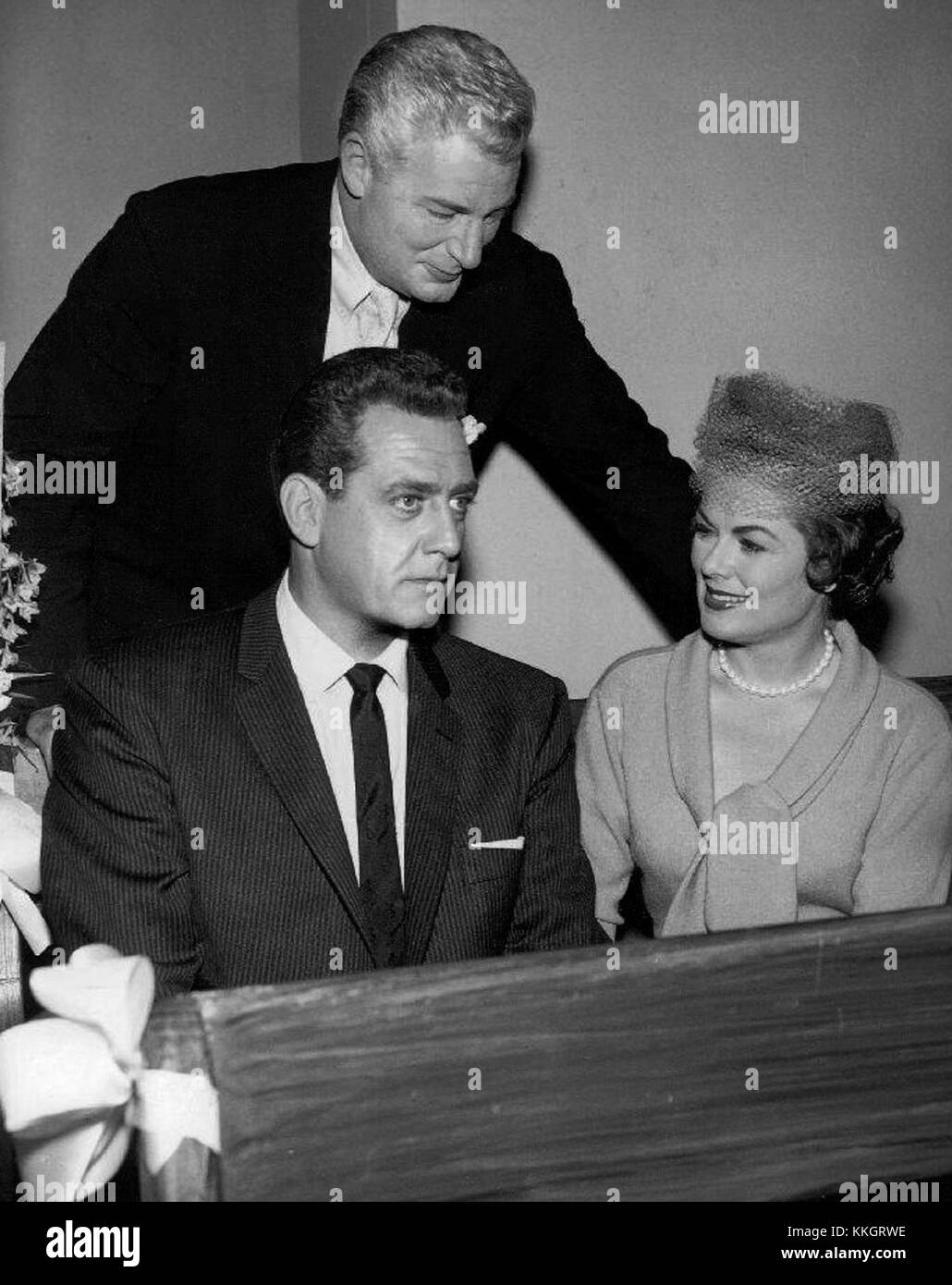 Cette image montre William Hopper, Raymond Burr, et Barbara Hale de la série télévisée Perry Mason de 1961, mettant en évidence le casting principal du drame juridique. Banque D'Images