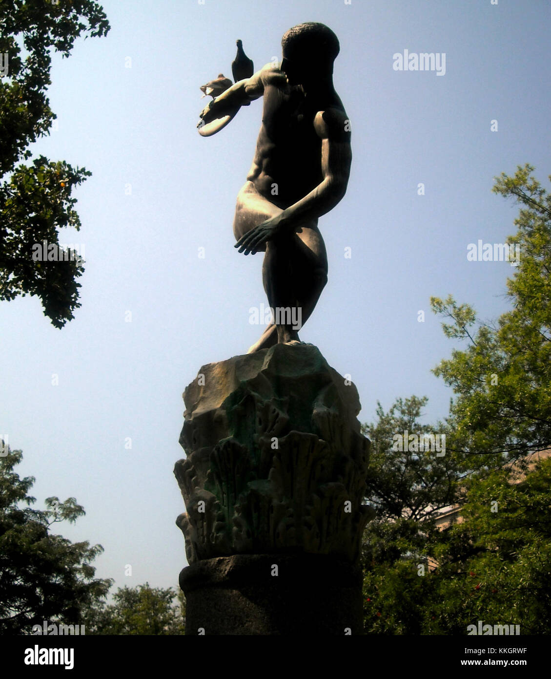Une photographie de la sculpture Discus Thrower, située à Washington, DC, capturant l'athlète en plein mouvement, représentant la force et l'athlétisme. Banque D'Images