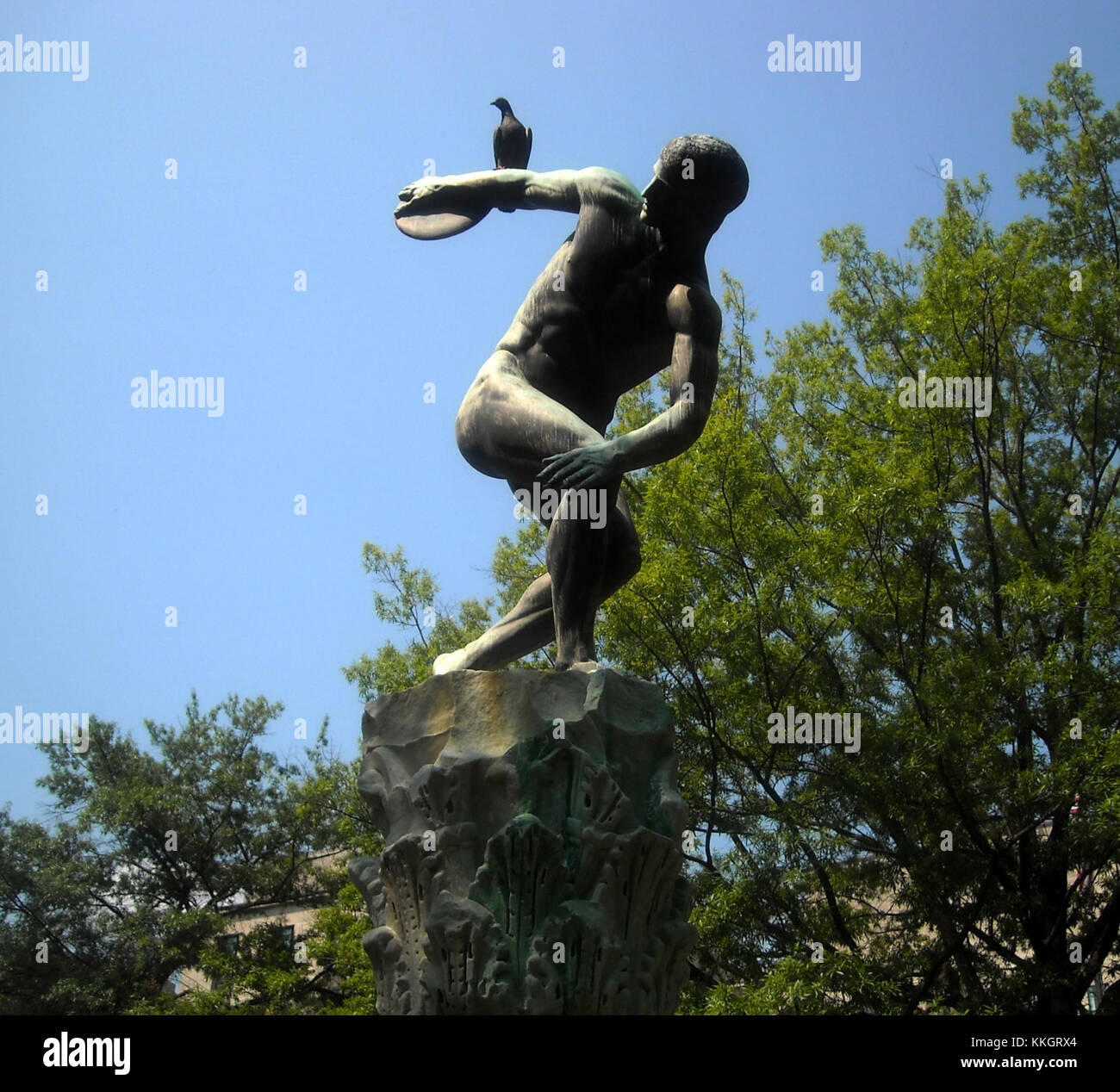 Le lanceur de disques, une sculpture classique, est situé à Washington, D.C. C'est une œuvre d'art importante qui représente l'athlétisme et le patrimoine grec, mettant en valeur l'ancienne tradition du lancer de disques. Banque D'Images