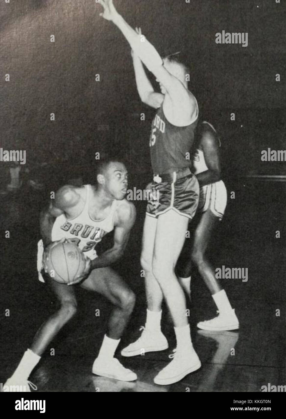 Walt Hazzard, un joueur américain de basket-ball, est vu en 1964. Il est connu pour ses compétences sur le terrain, en particulier dans le basket-ball universitaire et plus tard en NBA, où il a eu un impact significatif sur le jeu. Banque D'Images