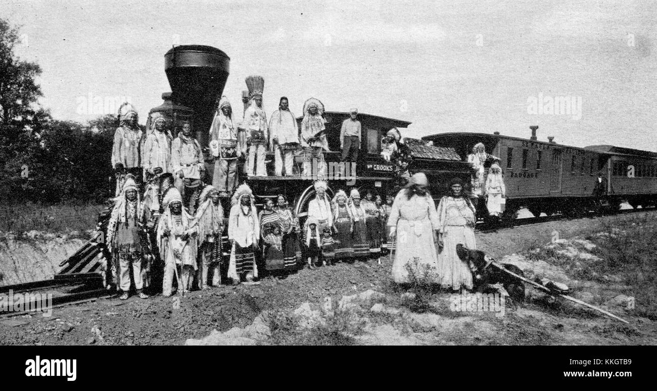 L'image de la Foire du cheval de fer de 1927 montre William Crooks, une figure notable du chemin de fer, aux côtés de membres de la tribu des pieds-Noirs. L'événement met en lumière l'intersection de la culture amérindienne et l'expansion du chemin de fer au début du XXe siècle. Banque D'Images