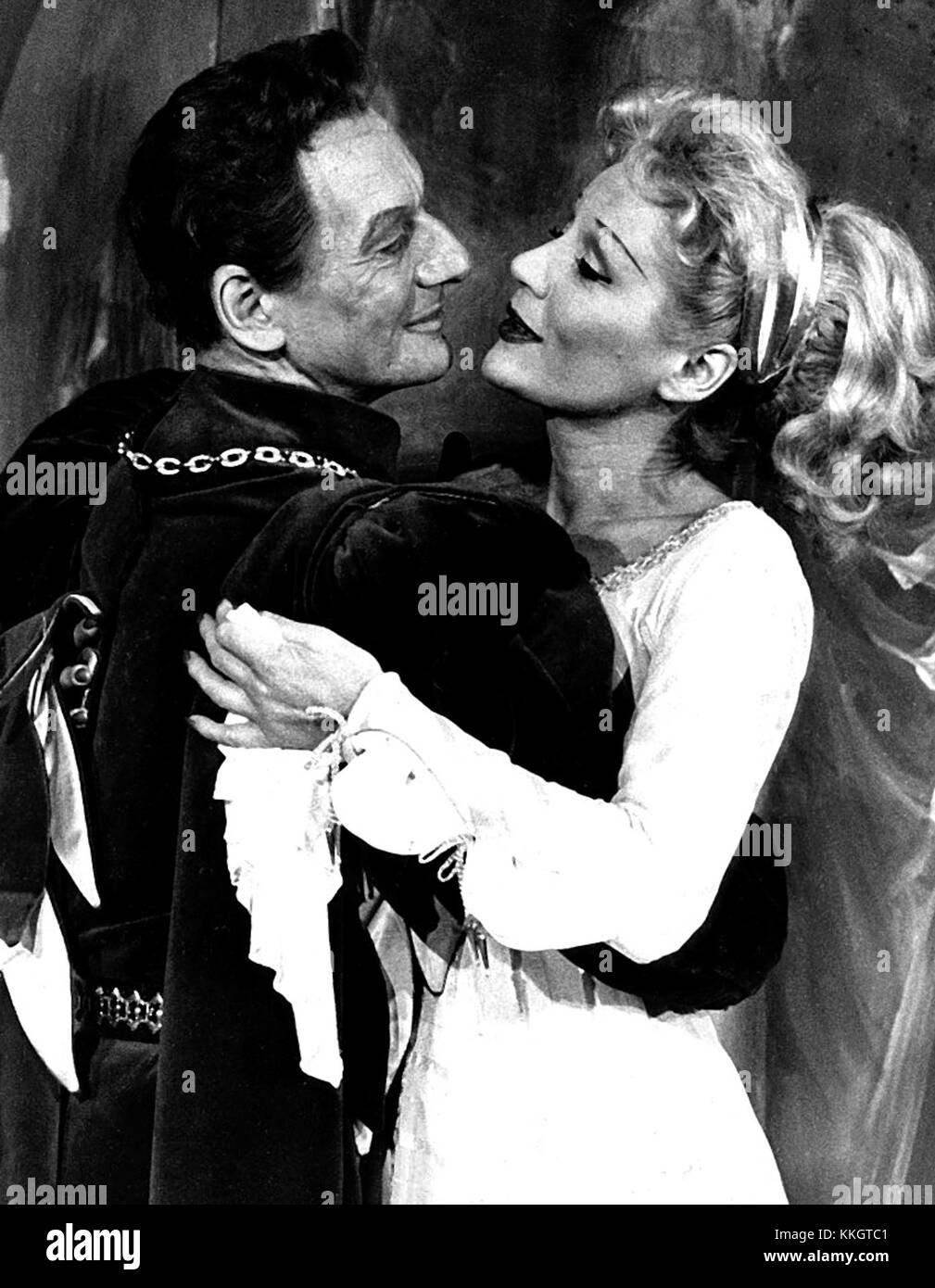 John Gielgud, acteur britannique renommé, était au sommet de sa carrière dans les années 1950 Ses performances au théâtre et au cinéma au cours de cette décennie ont solidifié son statut d'un des grands acteurs de son temps, connu pour ses rôles shakespeariens et sa gamme dramatique. Banque D'Images