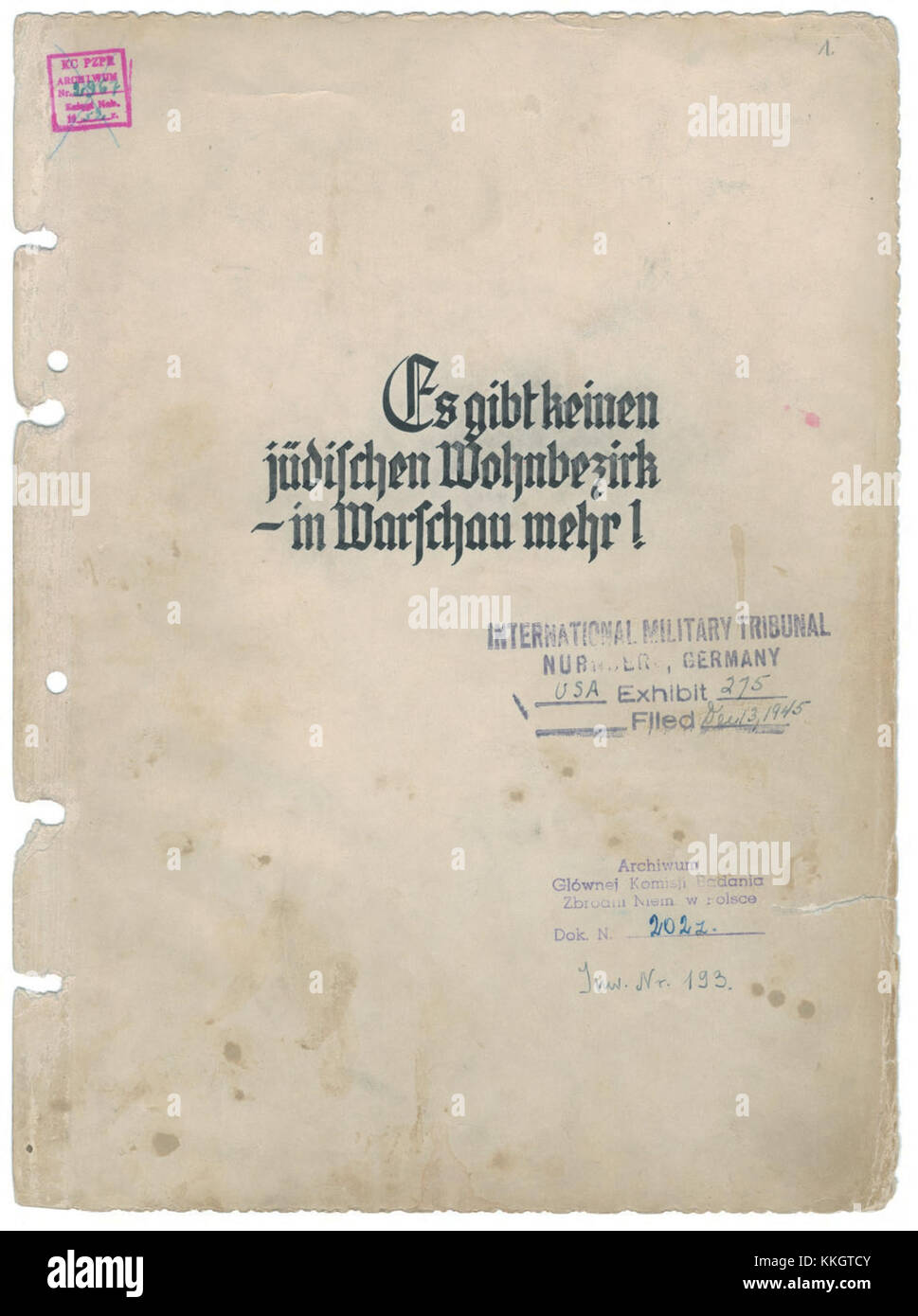 Le rapport Stroop, un document important de l'Holocauste, détaille la destruction nazie du ghetto de Varsovie. Cette copie particulière est une traduction polonaise, représentant un récit historique critique des atrocités de la seconde Guerre mondiale. Banque D'Images