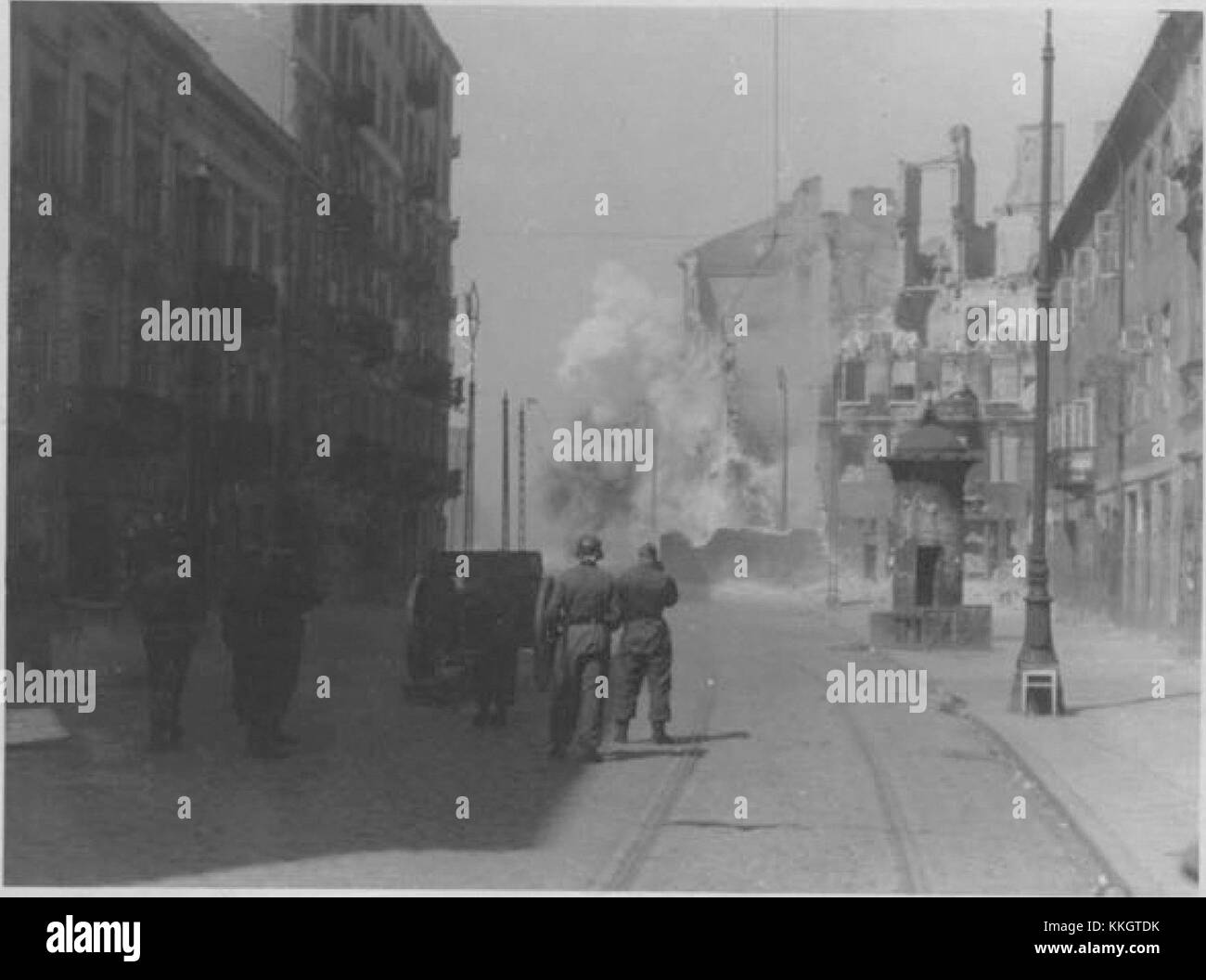 Le rapport Stroop documente la répression brutale par les forces nazies du soulèvement du ghetto de Varsovie en 1943. Le rapport fournit des preuves photographiques détaillées et des descriptions des destructions causées pendant le conflit. Banque D'Images