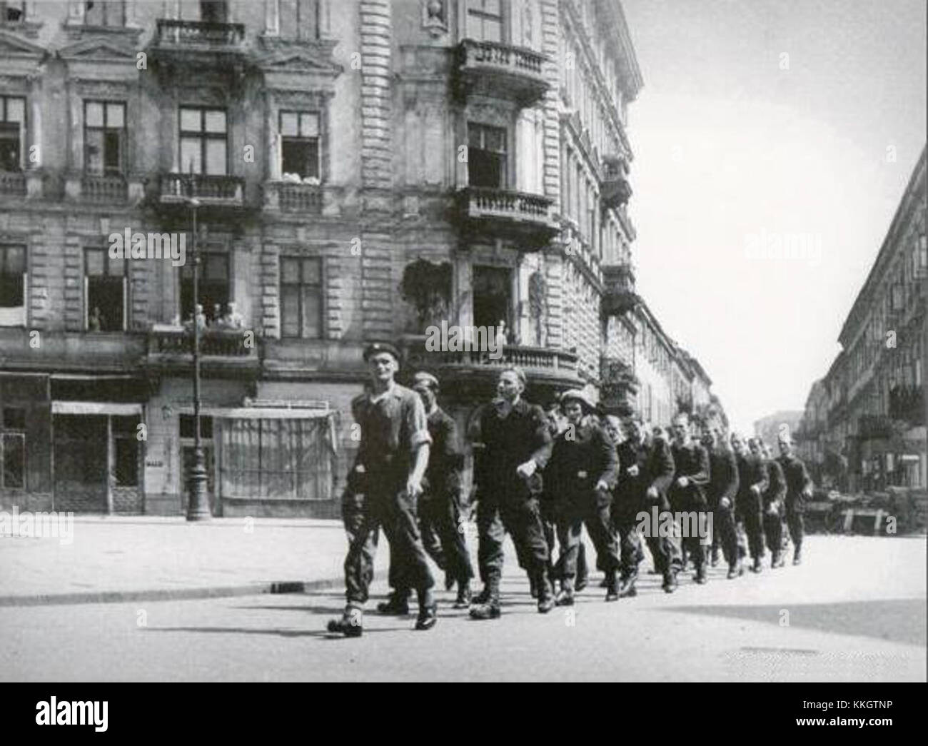 Le soulèvement de Varsovie de 1944 comportait de nombreuses colonnes d'insurgés, alors que les combattants de la résistance polonaise combattaient les forces nazies. Cette image montre un groupe d'insurgés avançant dans les rues pendant le soulèvement, un événement important dans l'histoire de la seconde Guerre mondiale. Banque D'Images