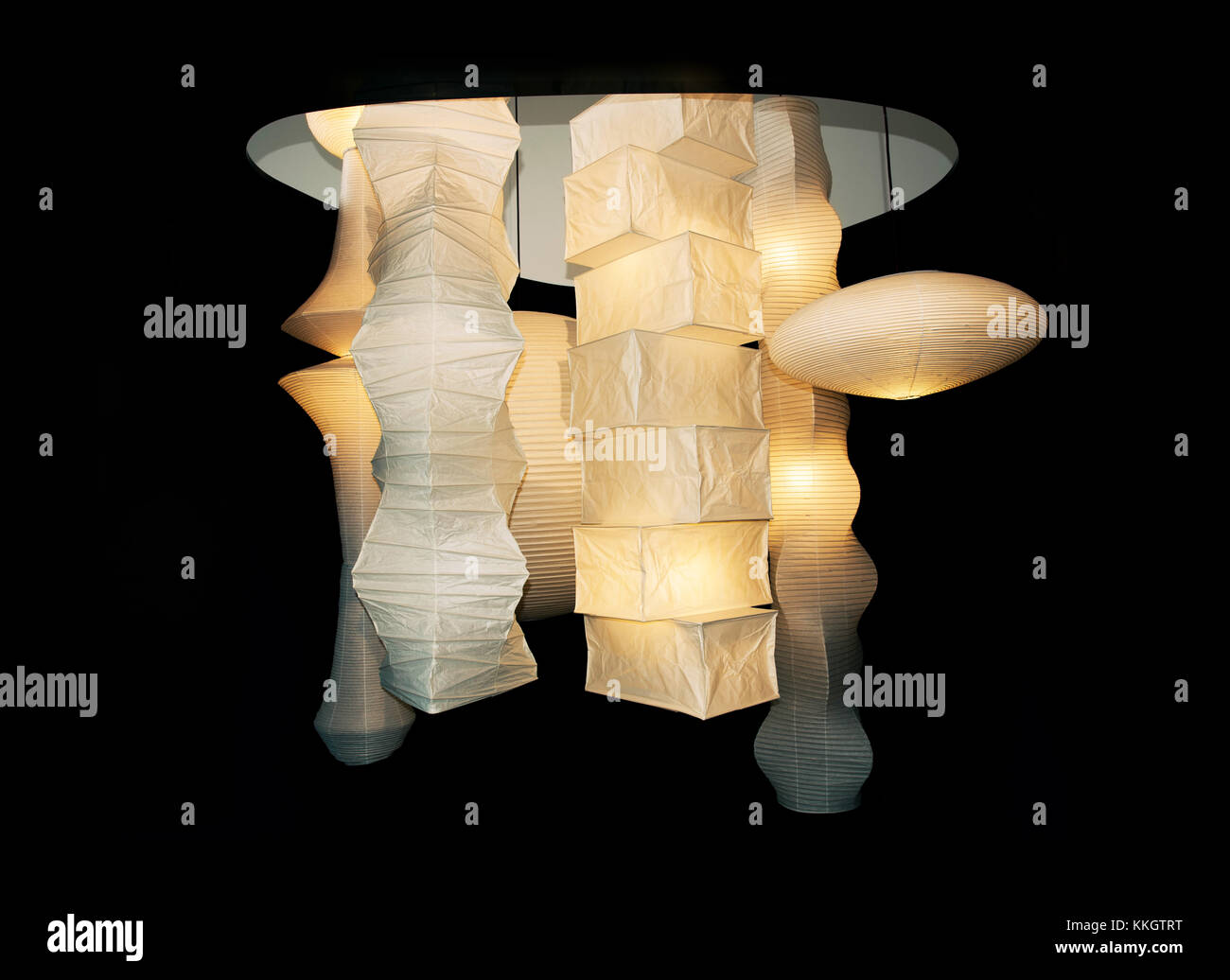 Weil am Rhein, Allemagne - le 26 novembre 2017 : akari sculptures lumineuses conçues par Isamu Noguchi dans la vitrahaus. Banque D'Images
