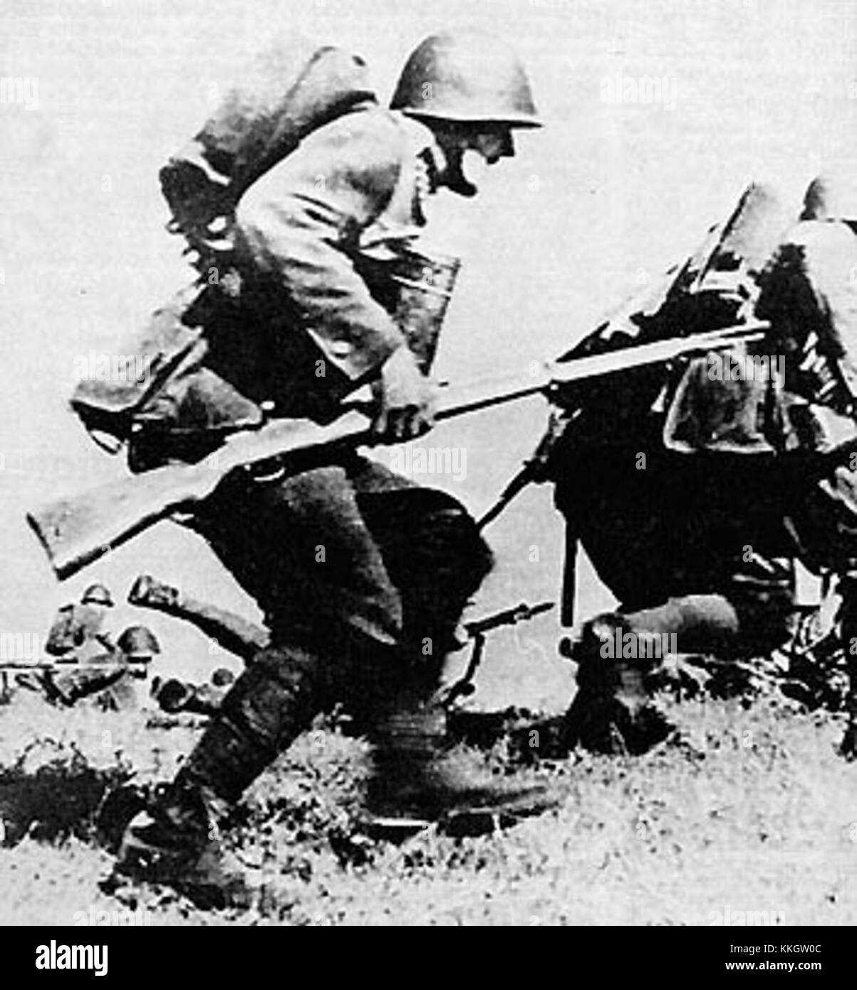 Cette photographie représente des soldats d'infanterie polonais lors d'une attaque au début de la seconde Guerre mondiale, 1939. L'image capture l'intensité de la bataille et le rôle de l'armée polonaise dans la défense de leur pays contre les forces d'invasion. Banque D'Images