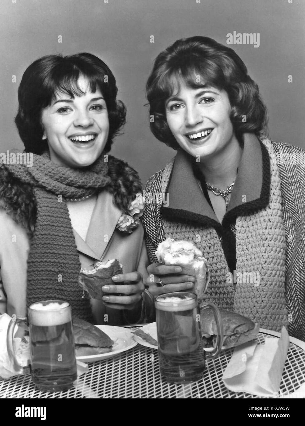 *Laverne & Shirley*, une sitcom américaine populaire, créée en 1976. Situé à Milwaukee, il a suivi la vie de deux femmes célibataires travaillant dans une usine de capsulage de bouteilles. Connu pour son humour et la chimie entre ses pistes, il est devenu un incontournable culturel des années 1970 Banque D'Images *Laverne & Shirley*, une sitcom américaine populaire, créée en 1976. Situé à Milwaukee, il a suivi la vie de deux femmes célibataires travaillant dans une usine de capsulage de bouteilles. Connu pour son humour et la chimie entre ses pistes, il est devenu un incontournable culturel des années 1970 Banque D'Images