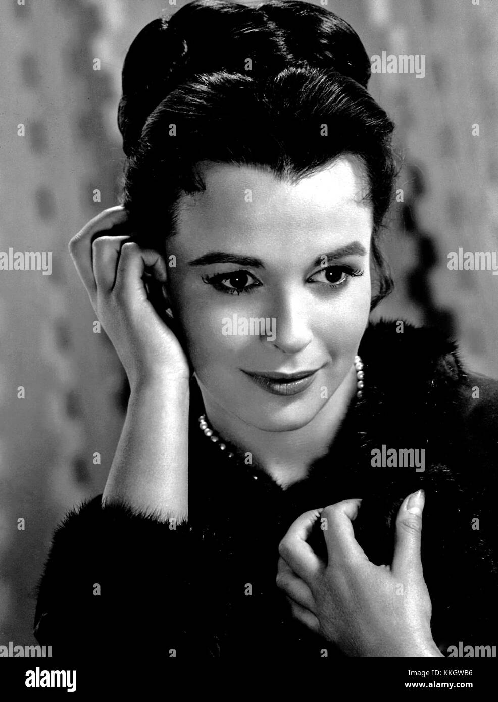 Le portrait de Claire Bloom dans *Karamazov* reflète son rôle important dans l'adaptation du roman de Dostoïevski. Sa performance est remarquable dans la capture de la complexité du personnage dans cette production dramatique. Banque D'Images