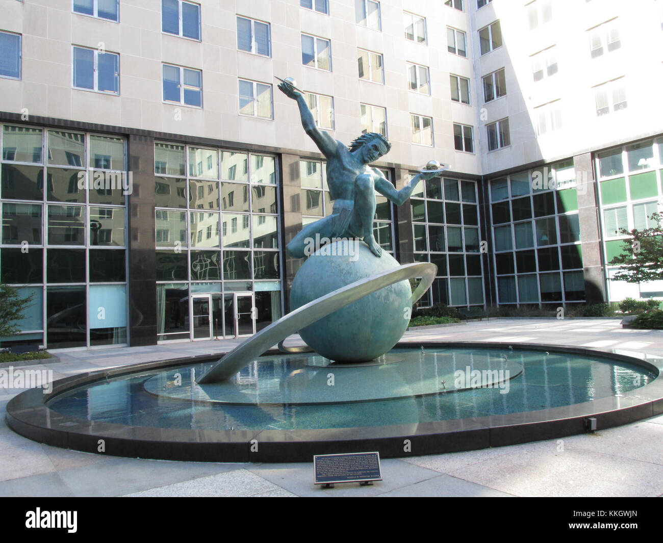 « L'homme et l'univers en expansion » est un concept qui explore la relation entre l'humanité et l'immensité de l'espace. Il reflète la quête humaine pour comprendre le cosmos et l'exploration continue de l'univers. Banque D'Images