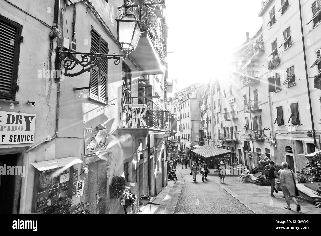 Vue sur les maisons colorées le long de la rue principale d'une journée ensoleillée à Riomaggiore, Italie. Banque D'Images