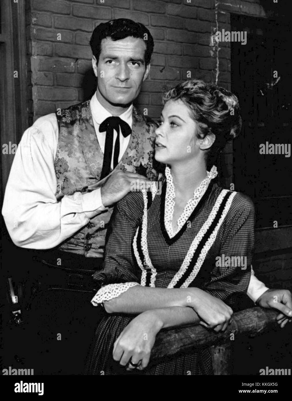 Les acteurs Hugh O'Brian et Louise Fletcher dans une scène du film 'Wyatt Earp' de 1961. Le film dépeint la vie et la légende du célèbre homme de loi et combattant armé du Old West américain. Banque D'Images
