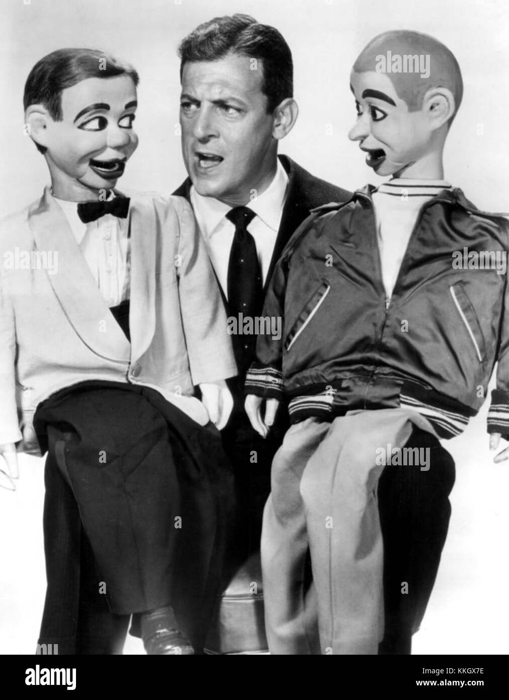 Cette photographie montre Paul Winchell, un ventriloque américain, acteur et doubleur, en 1958. Il est surtout connu pour son travail à la télévision et au cinéma, en particulier pour avoir doublé des personnages d'animation emblématiques tels que Tigger dans Winnie l'Ourson de Disney. Banque D'Images