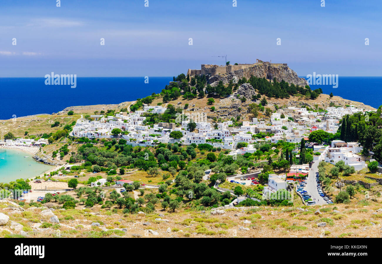 Donne sur l'Acropole de Lindos, Rhodes, Lindos blanchis à Dodécanèse, Grèce Banque D'Images