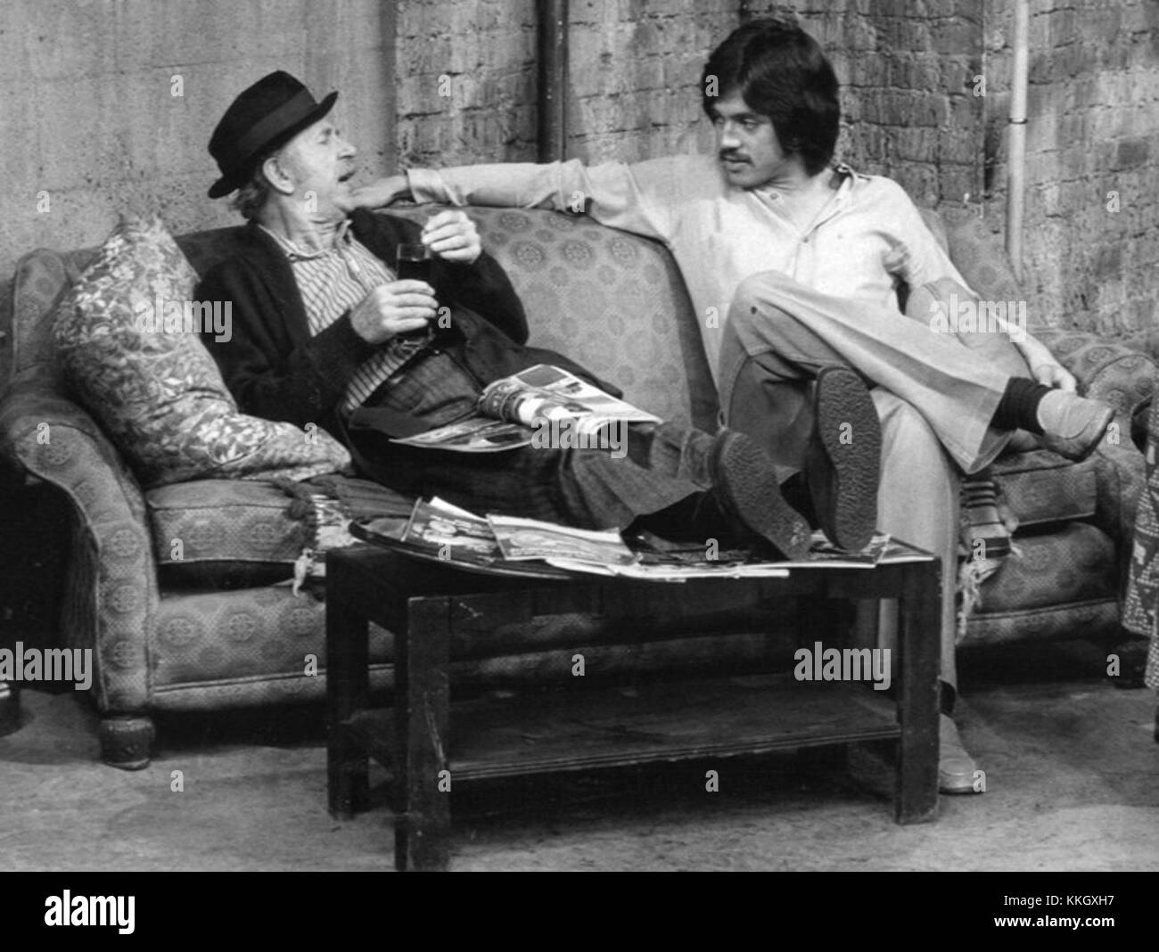Chico and the Man est une sitcom télévisée américaine populaire diffusée de 1974 à 1978. Le spectacle, qui se déroule dans un garage dans un quartier hispanique, met en vedette une amitié unique entre un homme plus âgé et macabre et un jeune Chicano. Il était remarquable pour aborder les questions sociales, y compris l'identité culturelle et les conflits générationnels. Banque D'Images Chico and the Man est une sitcom télévisée américaine populaire diffusée de 1974 à 1978. Le spectacle, qui se déroule dans un garage dans un quartier hispanique, met en vedette une amitié unique entre un homme plus âgé et macabre et un jeune Chicano. Il était remarquable pour aborder les questions sociales, y compris l'identité culturelle et les conflits générationnels. Banque D'Images