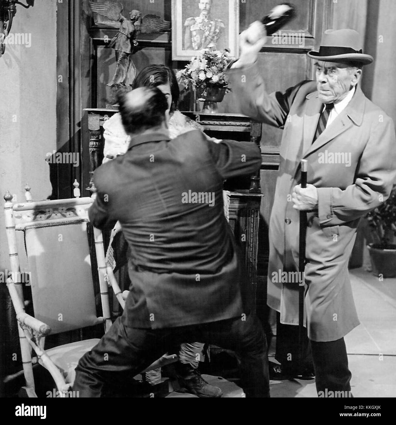 Leo G. Carroll a joué dans la série télévisée de 1967 'The Man from U.N.C.L.E.', où il a joué un rôle clé dans cette émission populaire sur le thème de l'espionnage. Sa représentation du personnage est devenue emblématique dans le genre espion. Banque D'Images