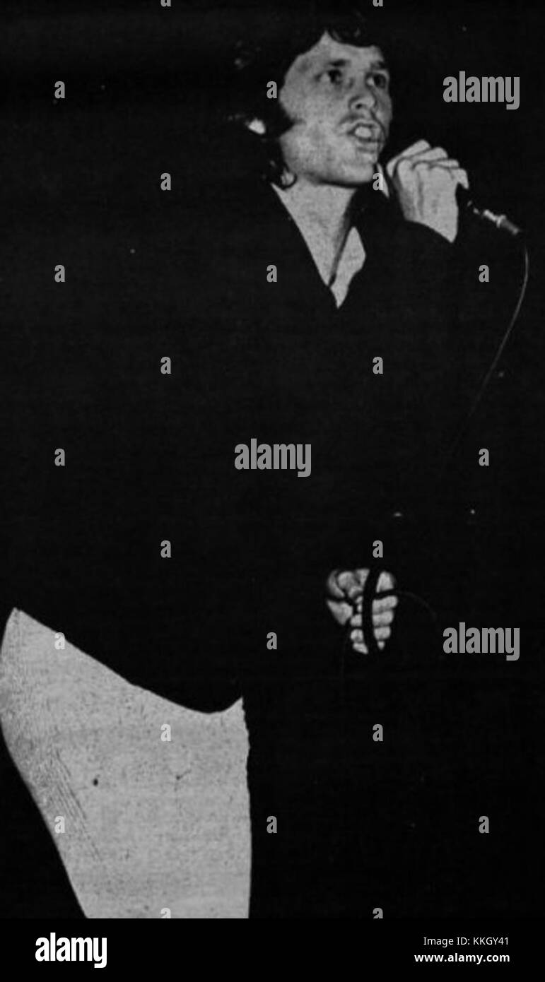 Jim Morrison, le chanteur emblématique des Doors, est vu jouer en 1967. Ses performances en direct, marquées par sa présence charismatique et son talent musical, consolident son statut d’icône culturelle des années 1960 Banque D'Images