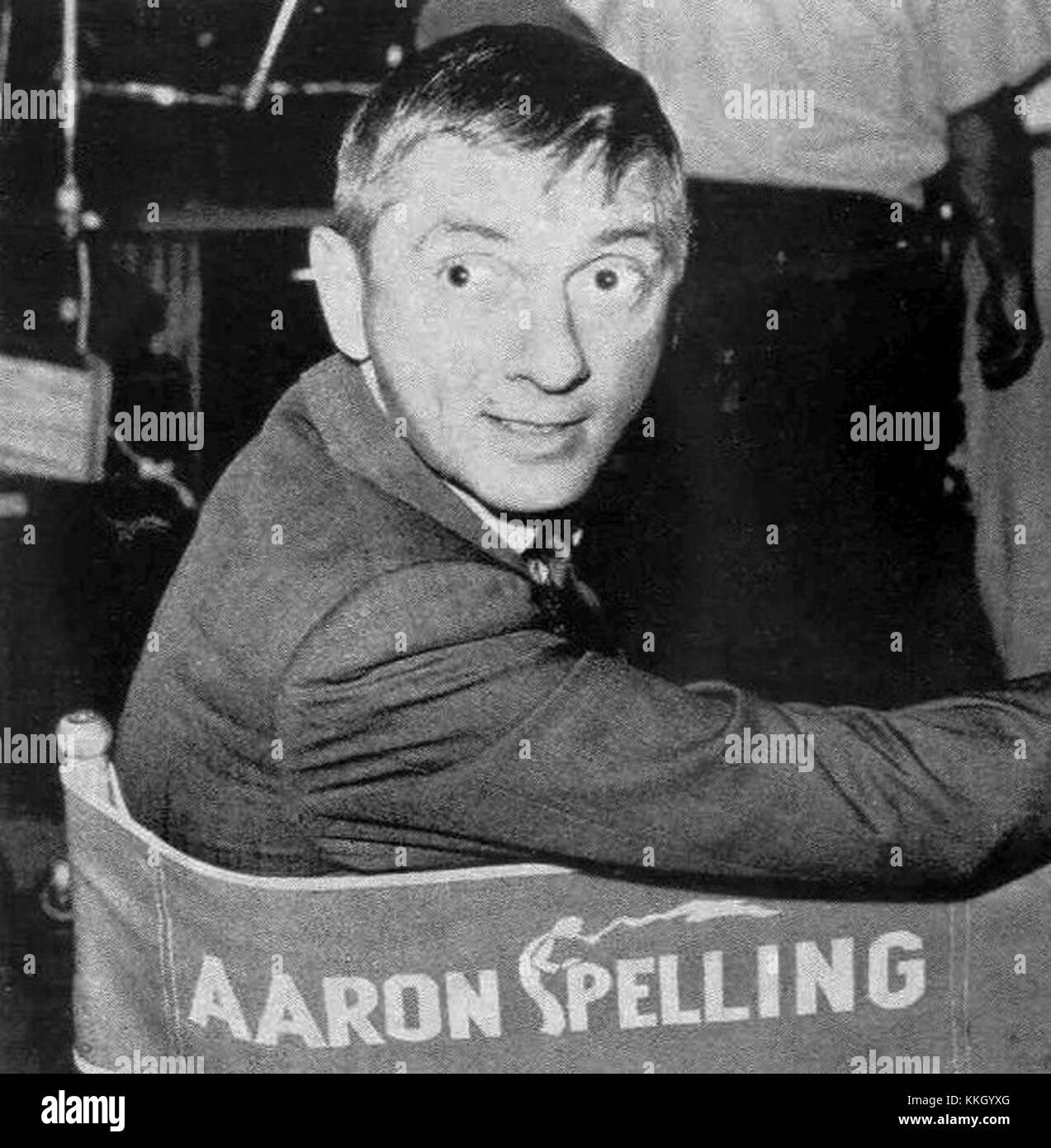 Aaron Spelling, un producteur de télévision influent, est présenté dans cette publicité pour TRANS World Airlines (TWA), montrant son lien avec les industries du divertissement et du transport aérien. Banque D'Images