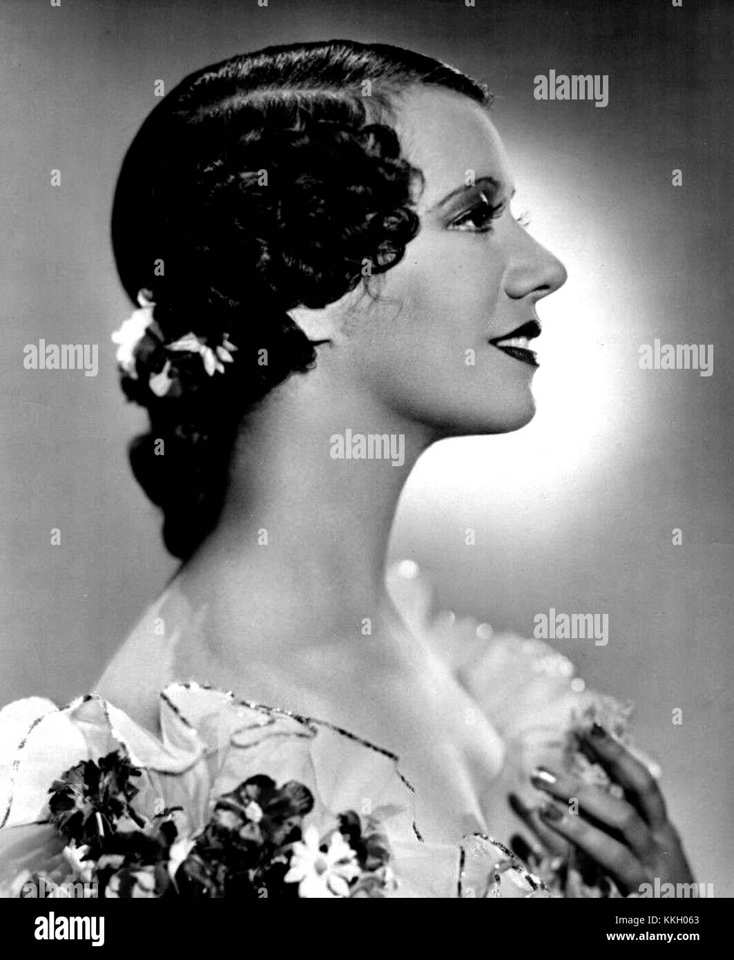Lily Pons, une célèbre soprano, est vue en 1935. Connue pour son travail à l'opéra, elle est une figure célèbre dans le monde de la musique classique au début du XXe siècle. Banque D'Images