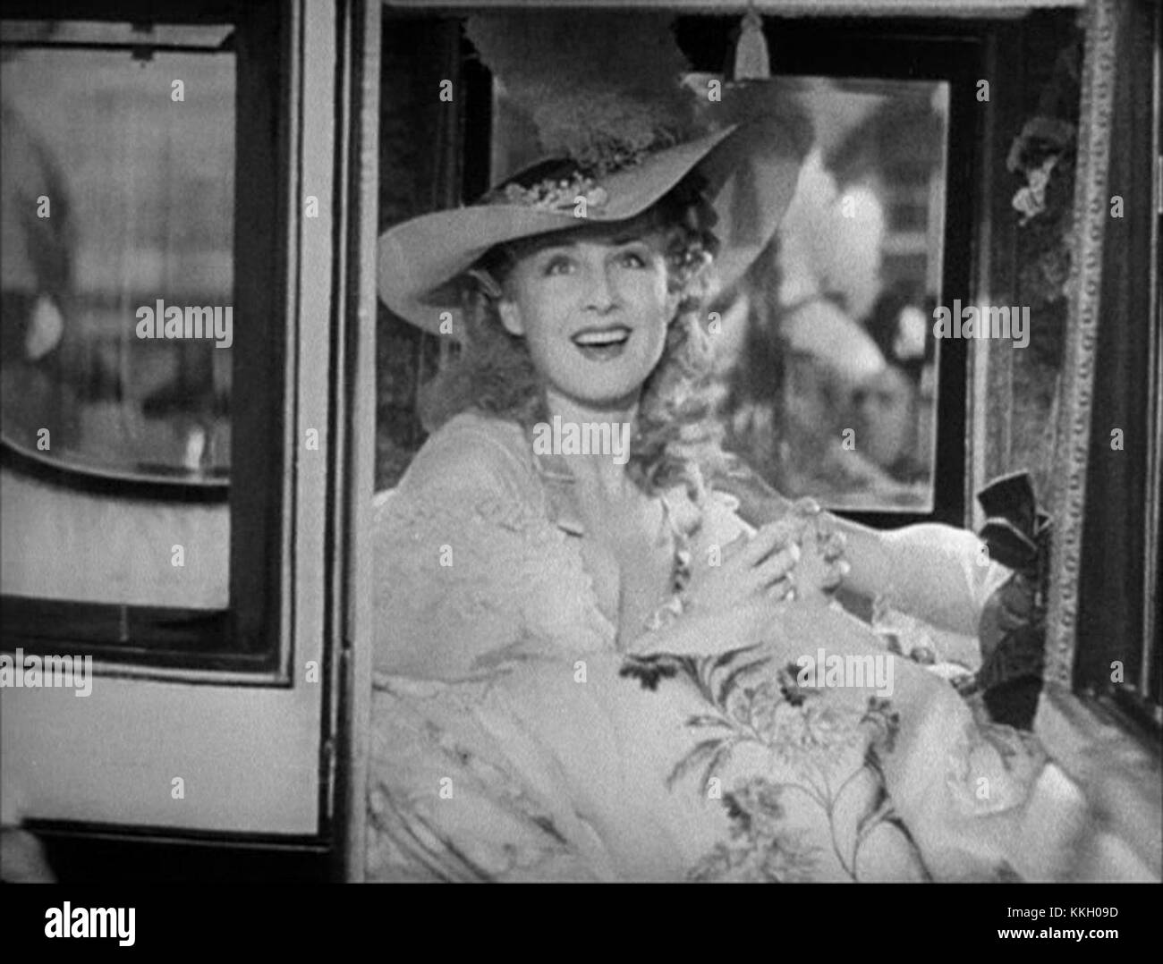 Norma Shearer incarne Marie-Antoinette dans le film de 1938, capturant la vie et la fin tragique de la reine de France. Le film présente le portrait de Shearer du mode de vie opulent de Marie-Antoinette et de sa chute éventuelle dans la France pré-révolutionnaire. Banque D'Images